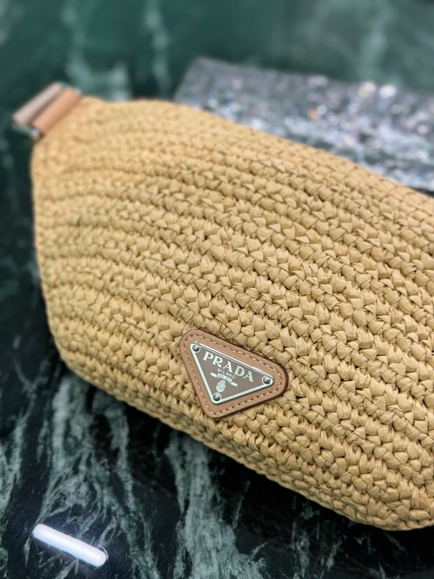 💰1500🌟New woven waist bag Made of imported raffia material Bag body LOGO is made of raffia woven polished steel hardware Adjustable nylon belt with buckle Internal logo plate and external enamel-coated triangle logo This model combines functionality and modern fashion style Size: 35×18cm Style number: 2VL042