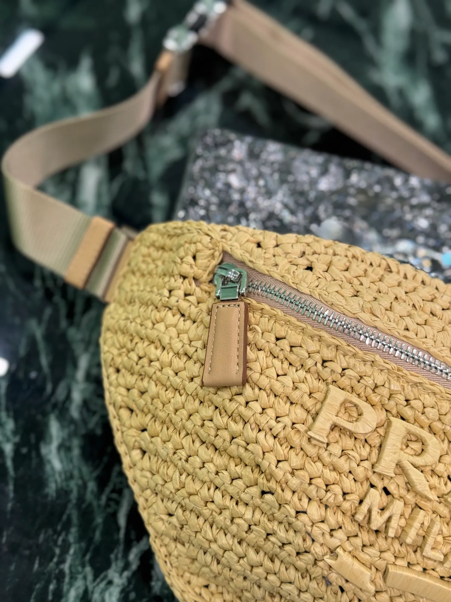 💰1500🌟New woven waist bag Made of imported raffia material Bag body LOGO is made of raffia woven polished steel hardware Adjustable nylon belt with buckle Internal logo plate and external enamel-coated triangle logo This model combines functionality and modern fashion style Size: 35×18cm Style number: 2VL042
