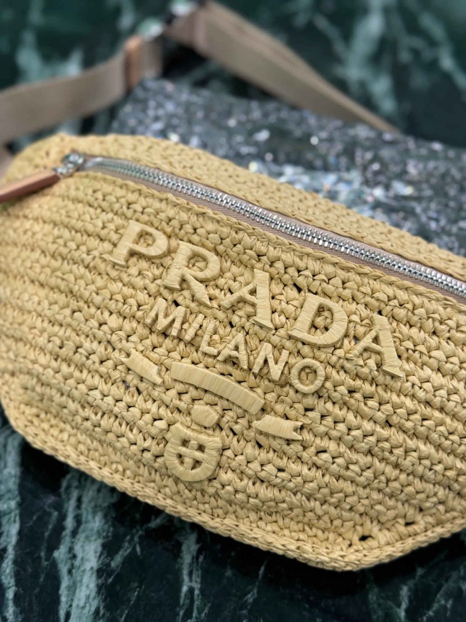 💰1500🌟New woven waist bag Made of imported raffia material Bag body LOGO is made of raffia woven polished steel hardware Adjustable nylon belt with buckle Internal logo plate and external enamel-coated triangle logo This model combines functionality and modern fashion style Size: 35×18cm Style number: 2VL042
