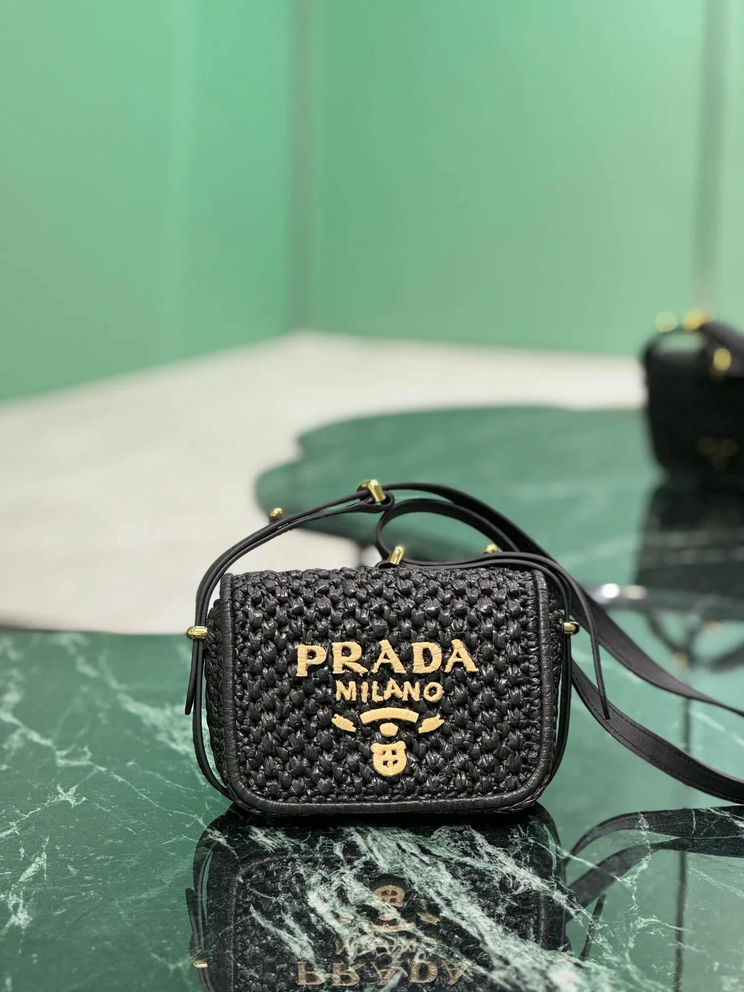💰1560🌟Shoulder Woven Bag This modern and sophisticated bag is made of woven fabric and has a compact silhouette with flap and leather details. The shoulder bag is illuminated by gold-tone hardware and features a contrasting monogram logo embroidered on the front. Style number: 1bd362 Size: width 6×length 12×base 6cm
