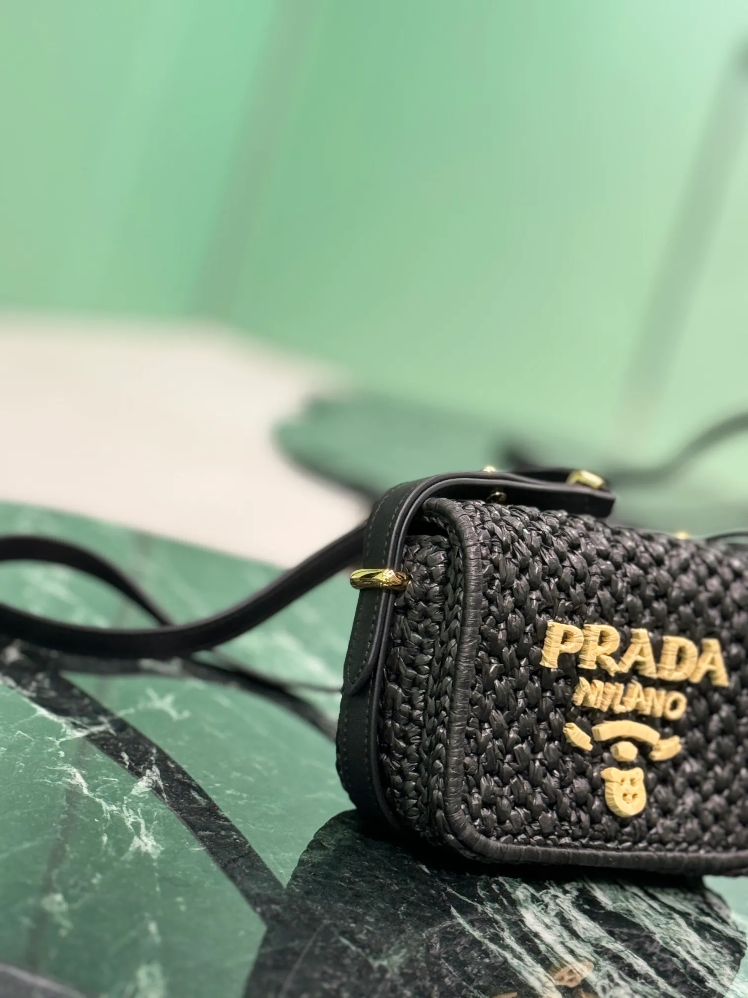 💰1560🌟Shoulder Woven Bag This modern and sophisticated bag is made of woven fabric and has a compact silhouette with flap and leather details. The shoulder bag is illuminated by gold-tone hardware and features a contrasting monogram logo embroidered on the front. Style number: 1bd362 Size: width 6×length 12×base 6cm