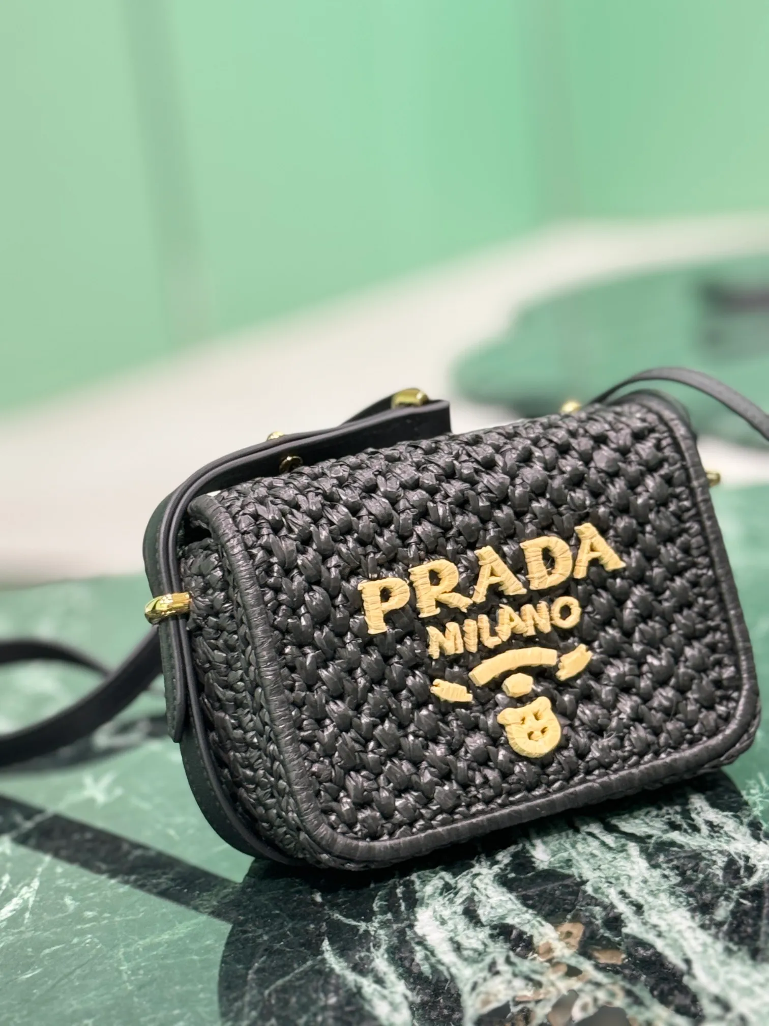 💰1560🌟Shoulder Woven Bag This modern and sophisticated bag is made of woven fabric and has a compact silhouette with flap and leather details. The shoulder bag is illuminated by gold-tone hardware and features a contrasting monogram logo embroidered on the front. Style number: 1bd362 Size: width 6×length 12×base 6cm