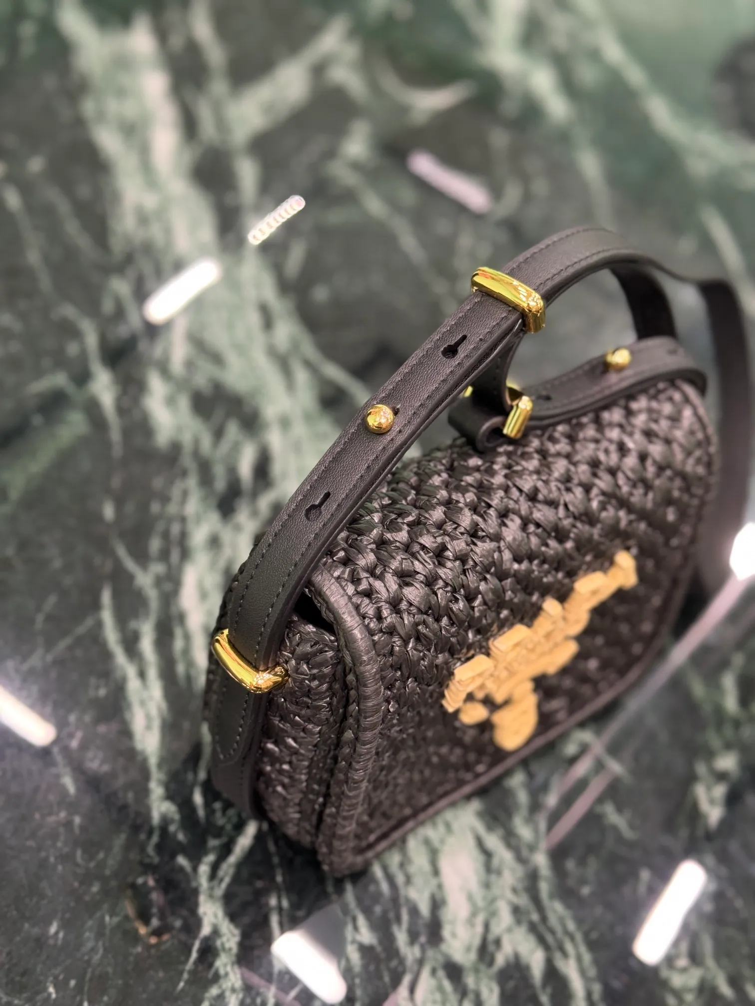 💰1560🌟Shoulder Woven Bag This modern and sophisticated bag is made of woven fabric and has a compact silhouette with flap and leather details. The shoulder bag is illuminated by gold-tone hardware and features a contrasting monogram logo embroidered on the front. Style number: 1bd362 Size: width 6×length 12×base 6cm