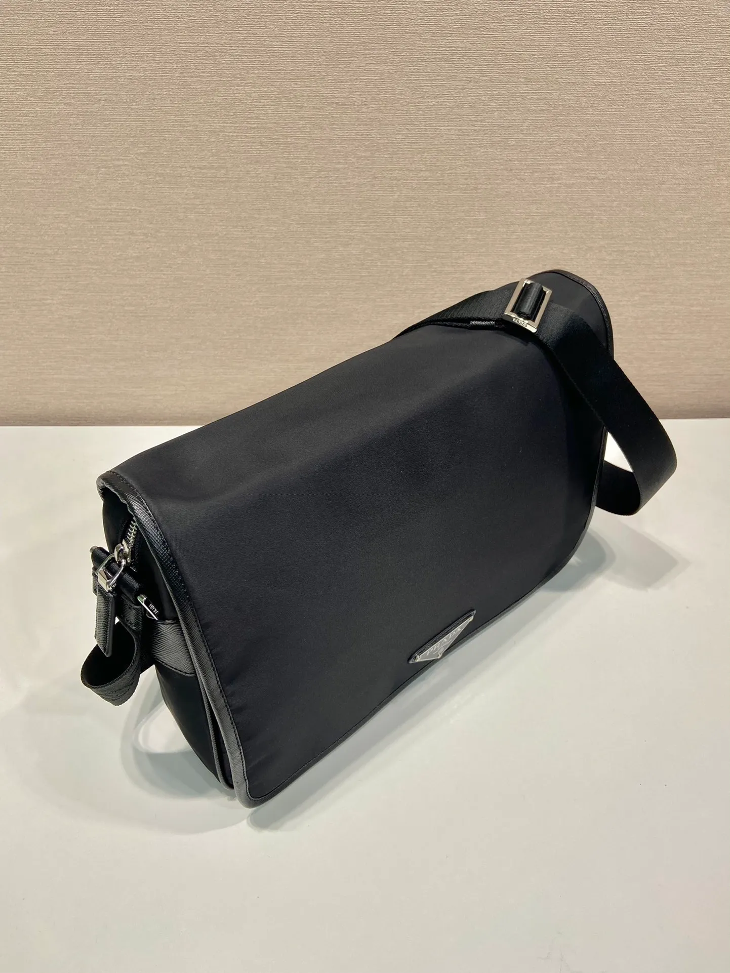 💰1260🎉New messenger bag🎉2VD039 upgrade board🎉🎉 This shoulder bag is made of imported nylon fabric, interpreting a compact and functional design. Top quality white hardware🎉🎉Flip closure, back zipper pocket, adjustable shoulder strap, looks more simple and fashionable🎉🎉Men, hurry up and get it🎉🎉 Length 33x Height 24x Bottom 8cm