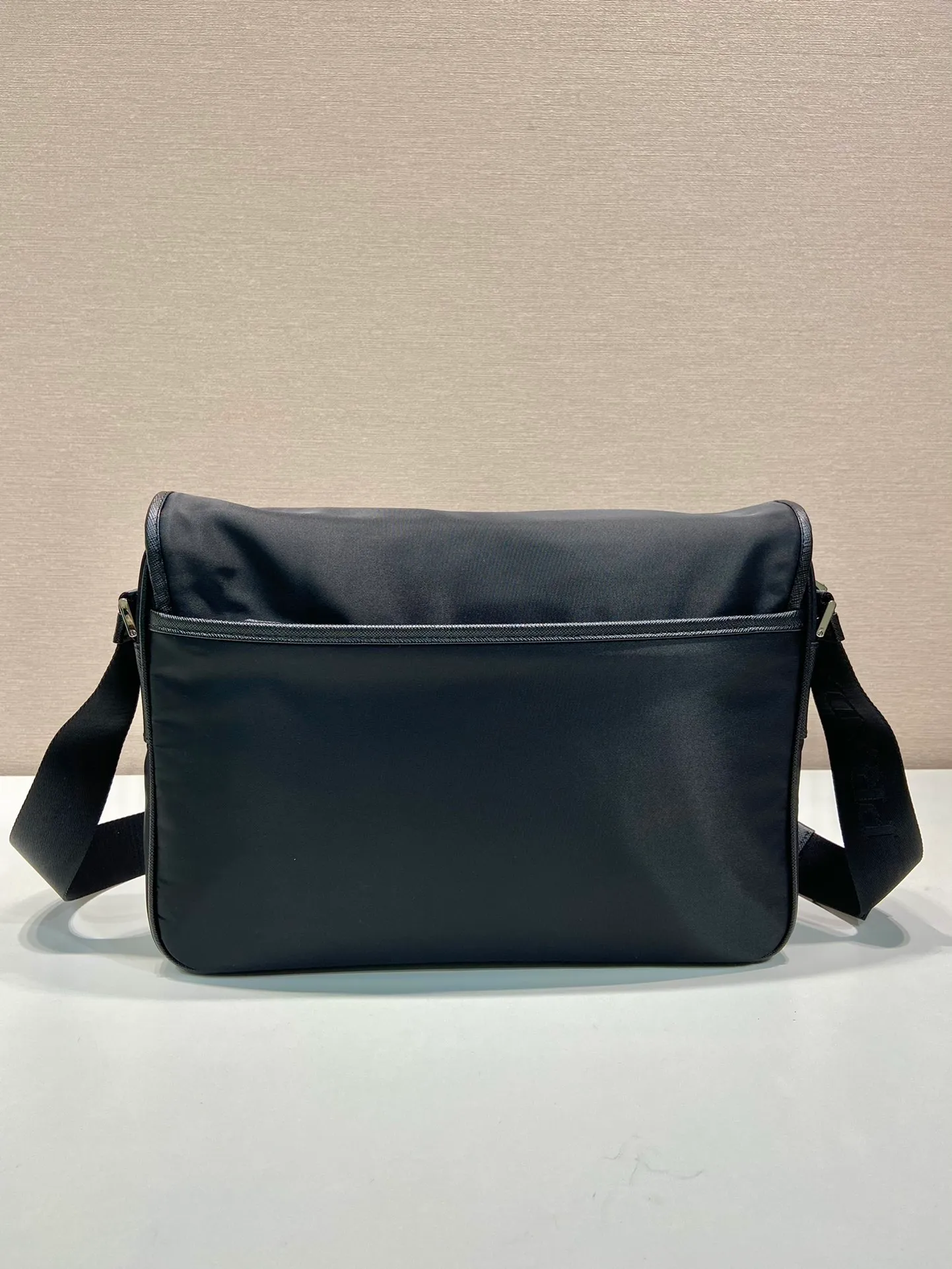 💰1260🎉New messenger bag🎉2VD039 upgrade board🎉🎉 This shoulder bag is made of imported nylon fabric, interpreting a compact and functional design. Top quality white hardware🎉🎉Flip closure, back zipper pocket, adjustable shoulder strap, looks more simple and fashionable🎉🎉Men, hurry up and get it🎉🎉 Length 33x Height 24x Bottom 8cm