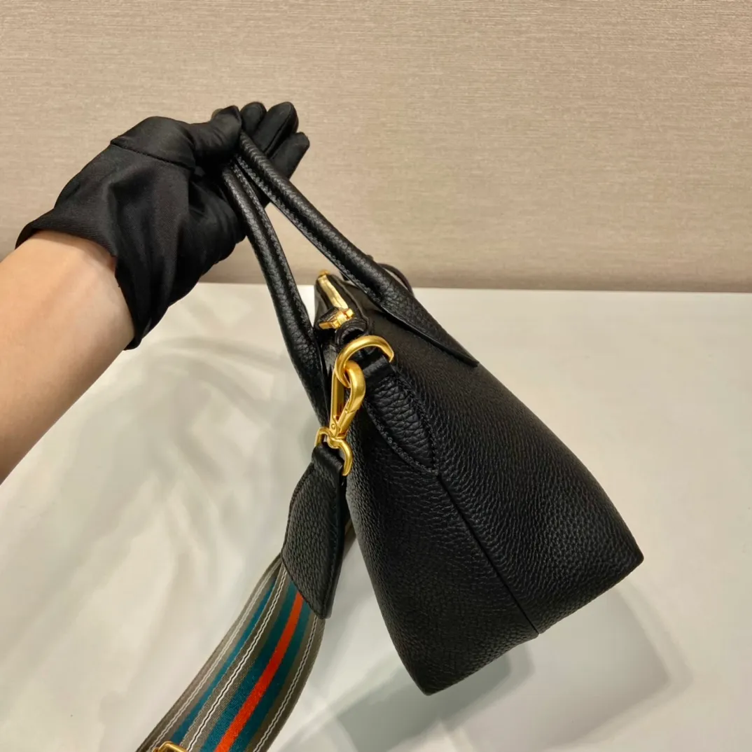 💰1600🎉New double shoulder straps🎉1BA111 double shoulder straps🎉 This double shoulder strap is made of imported deerskin grain cowhide and equipped with two interchangeable and adjustable long shoulder straps. The fabric webbing is matched with cowhide, it can be carried on the hand/shoulder, it is perfect😘, versatile for mixing and matching different clothes on different occasions😘, large capacity, many compartments, super soft to the touch🎉Hurry up and get it🎉Length 24xH19 bottom 12cm🎉🎉🎉👏👏👏