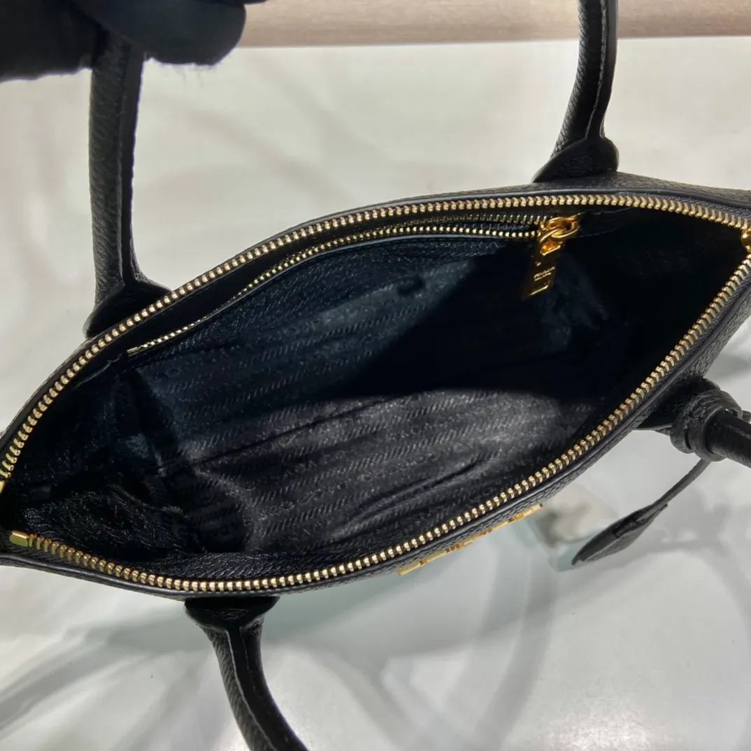💰1600🎉New double shoulder straps🎉1BA111 double shoulder straps🎉 This double shoulder strap is made of imported deerskin grain cowhide and equipped with two interchangeable and adjustable long shoulder straps. The fabric webbing is matched with cowhide, it can be carried on the hand/shoulder, it is perfect😘, versatile for mixing and matching different clothes on different occasions😘, large capacity, many compartments, super soft to the touch🎉Hurry up and get it🎉Length 24xH19 bottom 12cm🎉🎉🎉👏👏👏