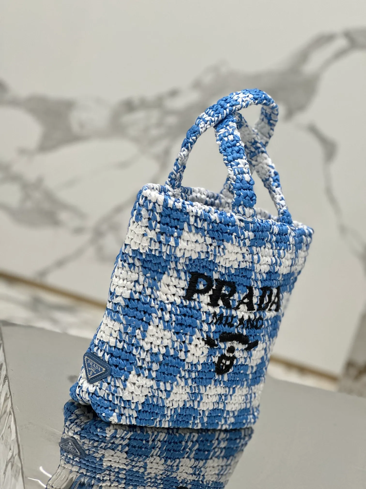 💰1560🌟Colorful woven tote bag (small size) The latest woven tote bag is designed with imported raffia. Each bag is woven by hand with professional technology, very exquisite and elegant! The color scheme of each one is very fresh! This is the bag you should carry in summer. Size: length 24×height 24×bottom 8cm Style number: 1BG422