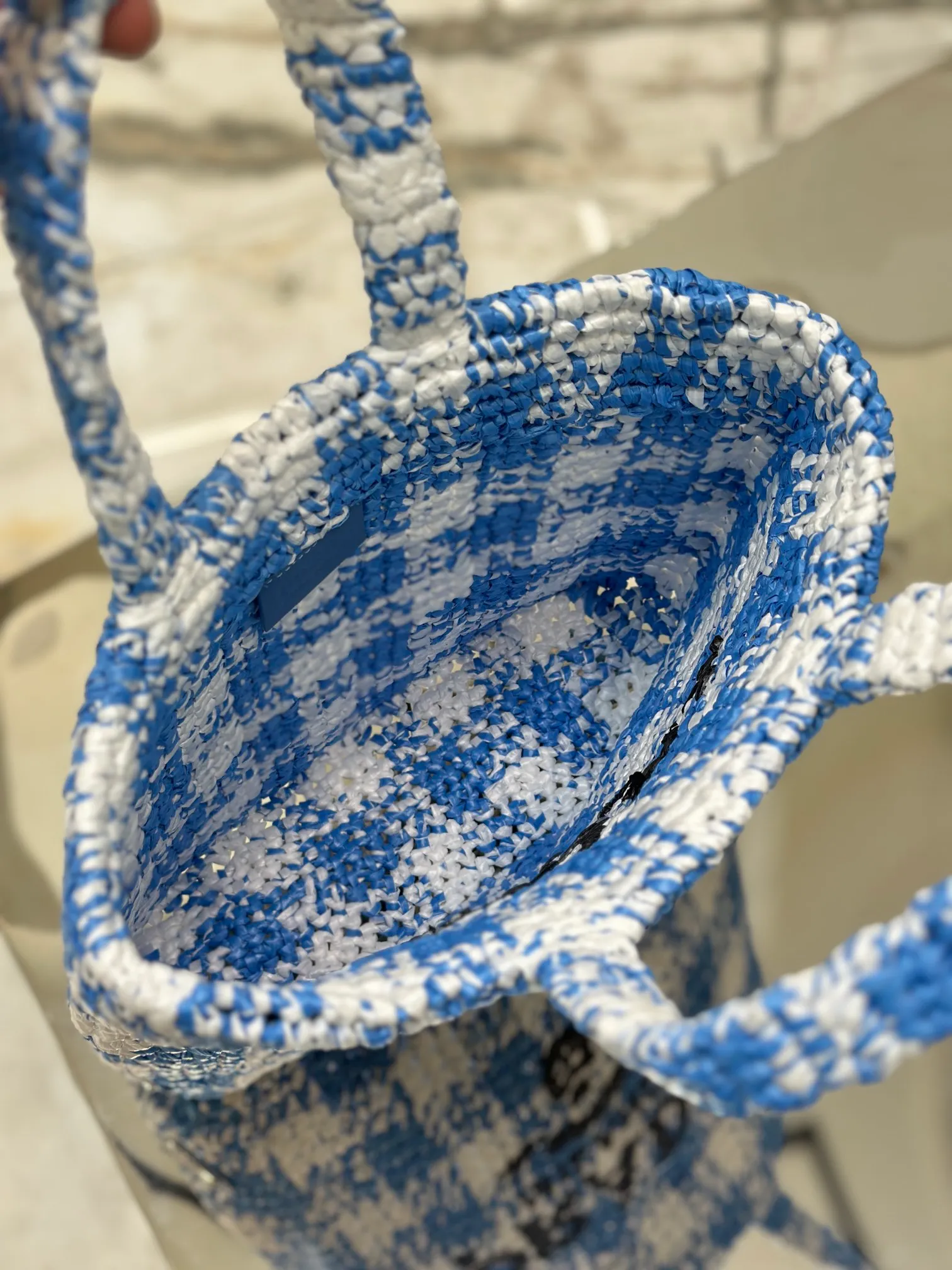 💰1560🌟Colorful woven tote bag (small size) The latest woven tote bag is designed with imported raffia. Each bag is woven by hand with professional technology, very exquisite and elegant! The color scheme of each one is very fresh! This is the bag you should carry in summer. Size: length 24×height 24×bottom 8cm Style number: 1BG422