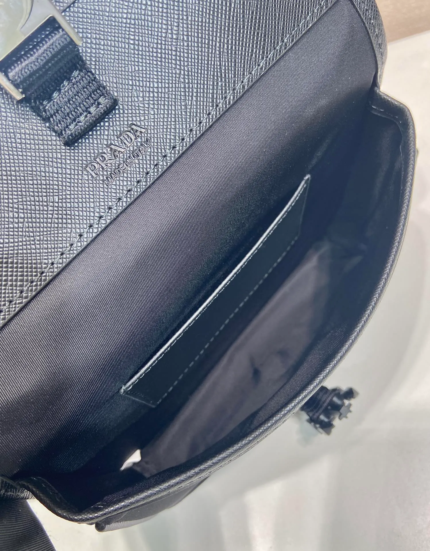 💰760🎉New mini messenger bag🎉2ZH108 wide shoulder strap👏👏 The mini messenger bag has a super unique shape. It is definitely worth buying for the current super popular small bag trend! And it has an inexplicable retro feel🙊I like the design of PRD so much. It’s fashionable😘 For fashionistas who have countless bags, I recommend this simple and elegant design. A triangle logo is enough to show off the fashionable atmosphere of personality. It is easy to use for daily use. It is recommended for men and women.👧🏻➕👨🏻, length 18x height 14x bottom 3cm
