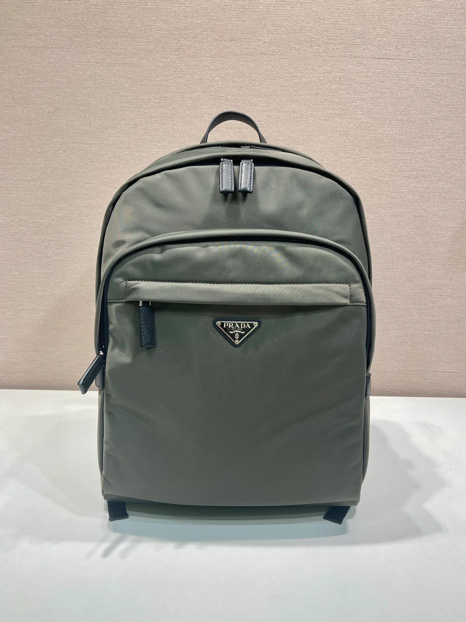 💰1320🎉Exclusive debut🎉2VZ048 backpack, new color😘😘Original item👏👏This backpack is outlined with imported Saffiano leather trim, presenting modern minimalist lines👍👍Made of imported nylon fabric and cross-grain cowhide , top polished metal hardware👏👏Padding design on the back/very comfortable, and can be placed on the trolley case😘😘The functional design of the grid is great👍 👍Simple and elegant😘Men deserve it🕺🕺Hurry up and get it👏👏Length 31x Height 43.5X Bottom 20cm👍👍👍💰💰💰💰