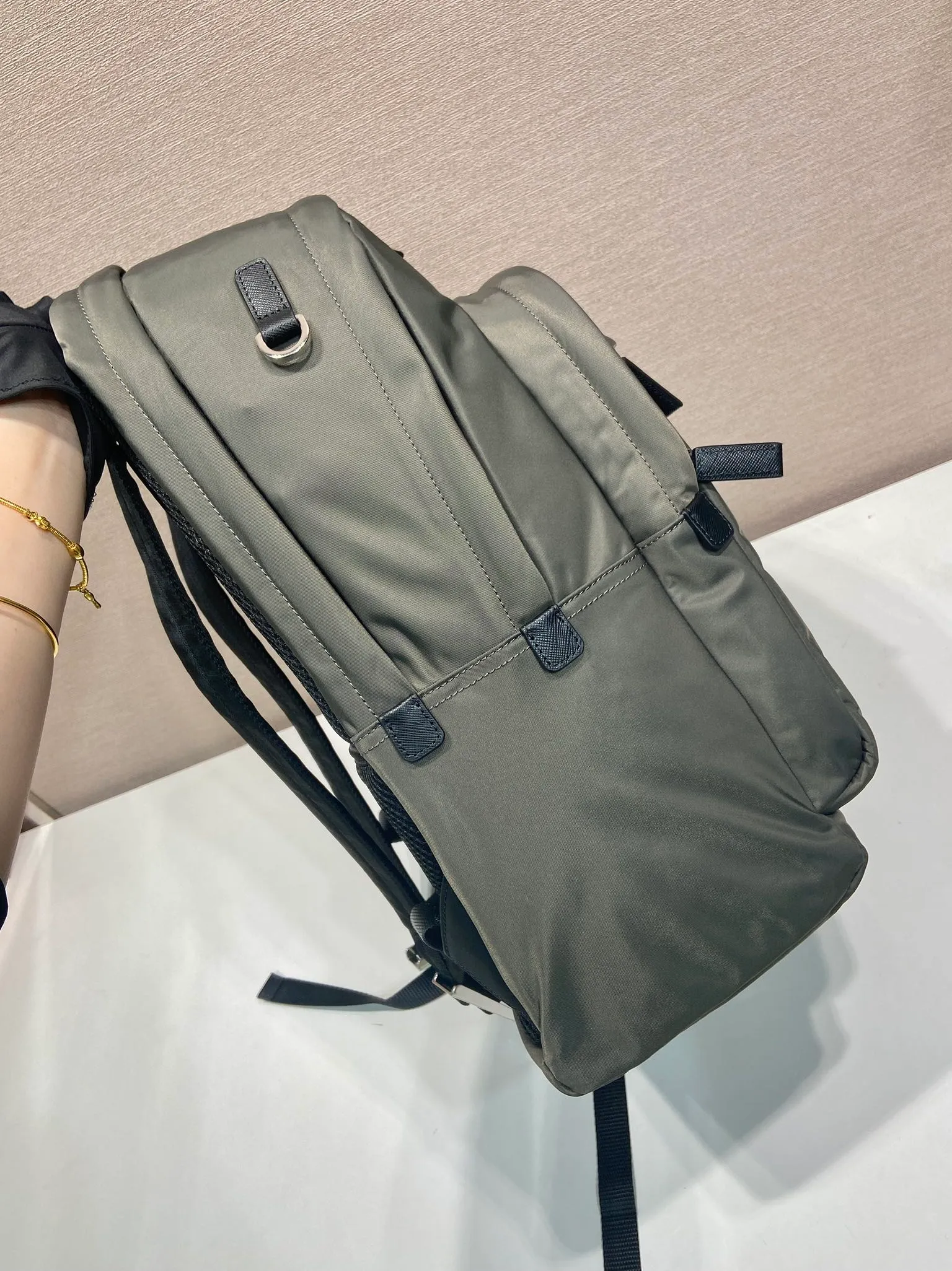 💰1320🎉Exclusive debut🎉2VZ048 backpack, new color😘😘Original item👏👏This backpack is outlined with imported Saffiano leather trim, presenting modern minimalist lines👍👍Made of imported nylon fabric and cross-grain cowhide , top polished metal hardware👏👏Padding design on the back/very comfortable, and can be placed on the trolley case😘😘The functional design of the grid is great👍 👍Simple and elegant😘Men deserve it🕺🕺Hurry up and get it👏👏Length 31x Height 43.5X Bottom 20cm👍👍👍💰💰💰💰