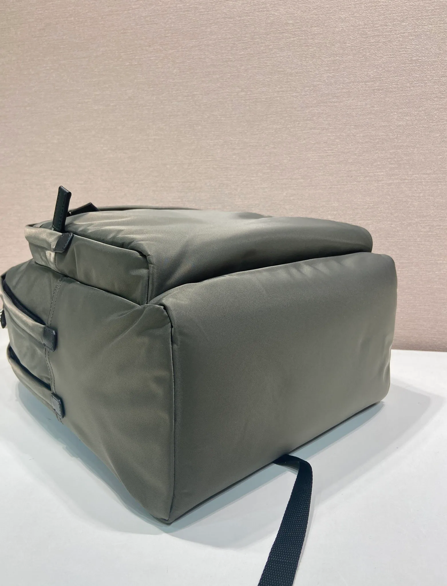 💰1320🎉Exclusive debut🎉2VZ048 backpack, new color😘😘Original item👏👏This backpack is outlined with imported Saffiano leather trim, presenting modern minimalist lines👍👍Made of imported nylon fabric and cross-grain cowhide , top polished metal hardware👏👏Padding design on the back/very comfortable, and can be placed on the trolley case😘😘The functional design of the grid is great👍 👍Simple and elegant😘Men deserve it🕺🕺Hurry up and get it👏👏Length 31x Height 43.5X Bottom 20cm👍👍👍💰💰💰💰