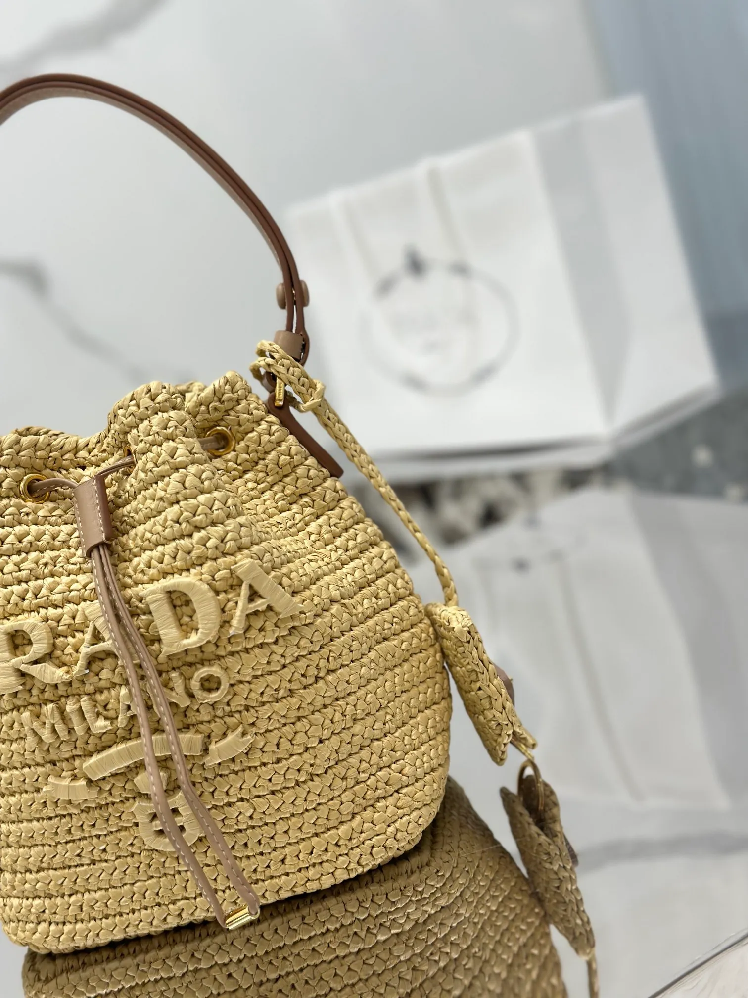 💰1700🌟Woven drawstring bucket bag. The raffia weaving is very solid and super textured. It can be paired with private clothes every day. It has a natural style design and seems to be able to breathe. Style number: 1BE068. Size 20×17×12.