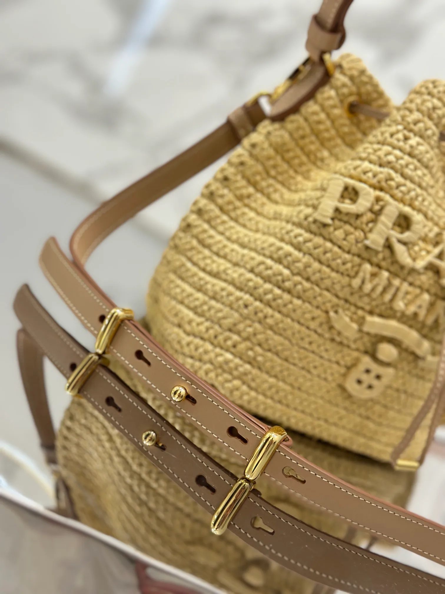 💰1700🌟Woven drawstring bucket bag. The raffia weaving is very solid and super textured. It can be paired with private clothes every day. It has a natural style design and seems to be able to breathe. Style number: 1BE068. Size 20×17×12.
