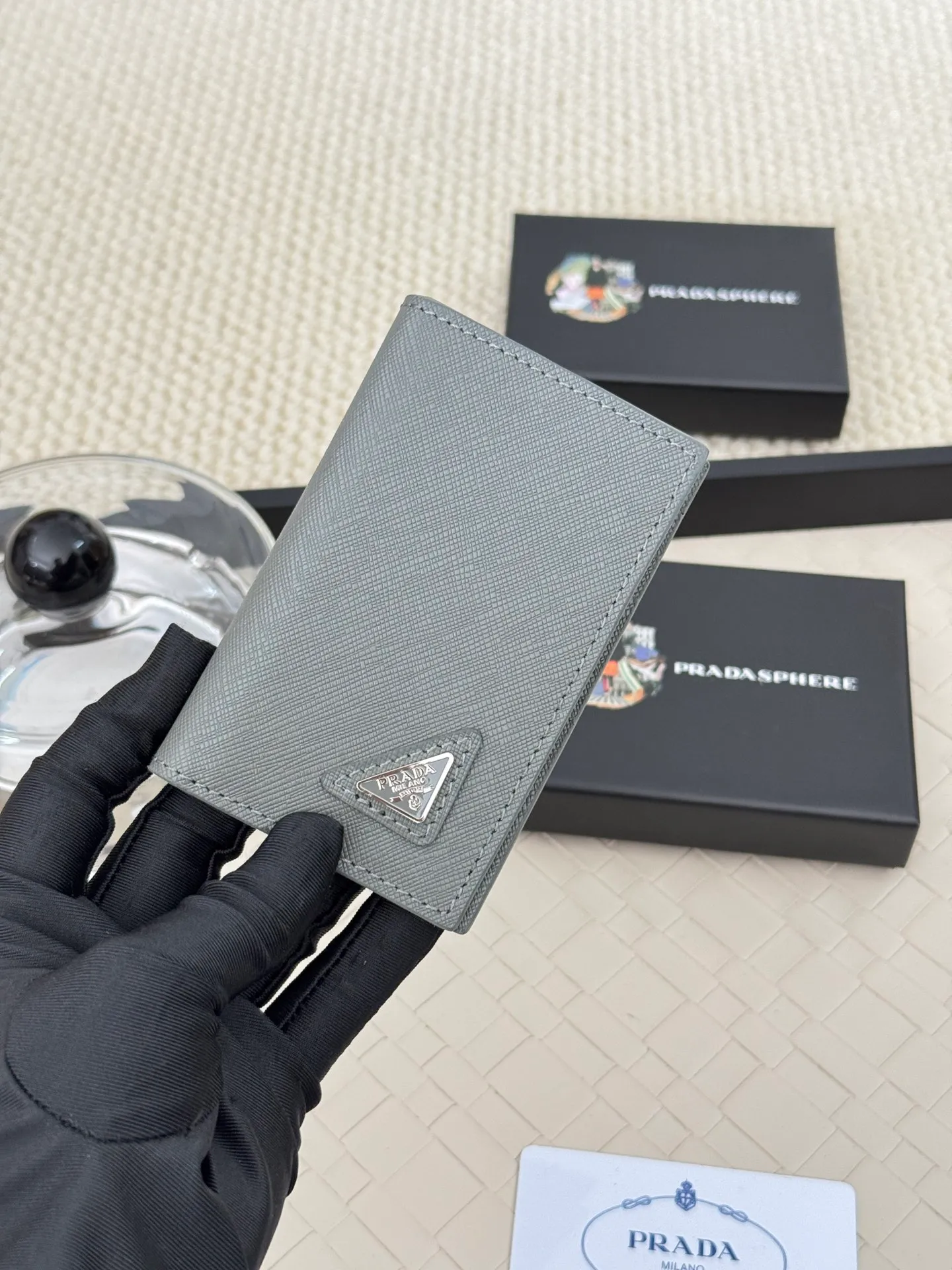 💰120 prada cross pattern unisex card holder, can be placed in pockets, bags, and can be held in hand, made of cross pattern imported calfskin, pocket card holder, can hold change, 6 card slots, simple and elegant fashion trend. Model 2MC101, color as shown in the picture, size 11×7cm,