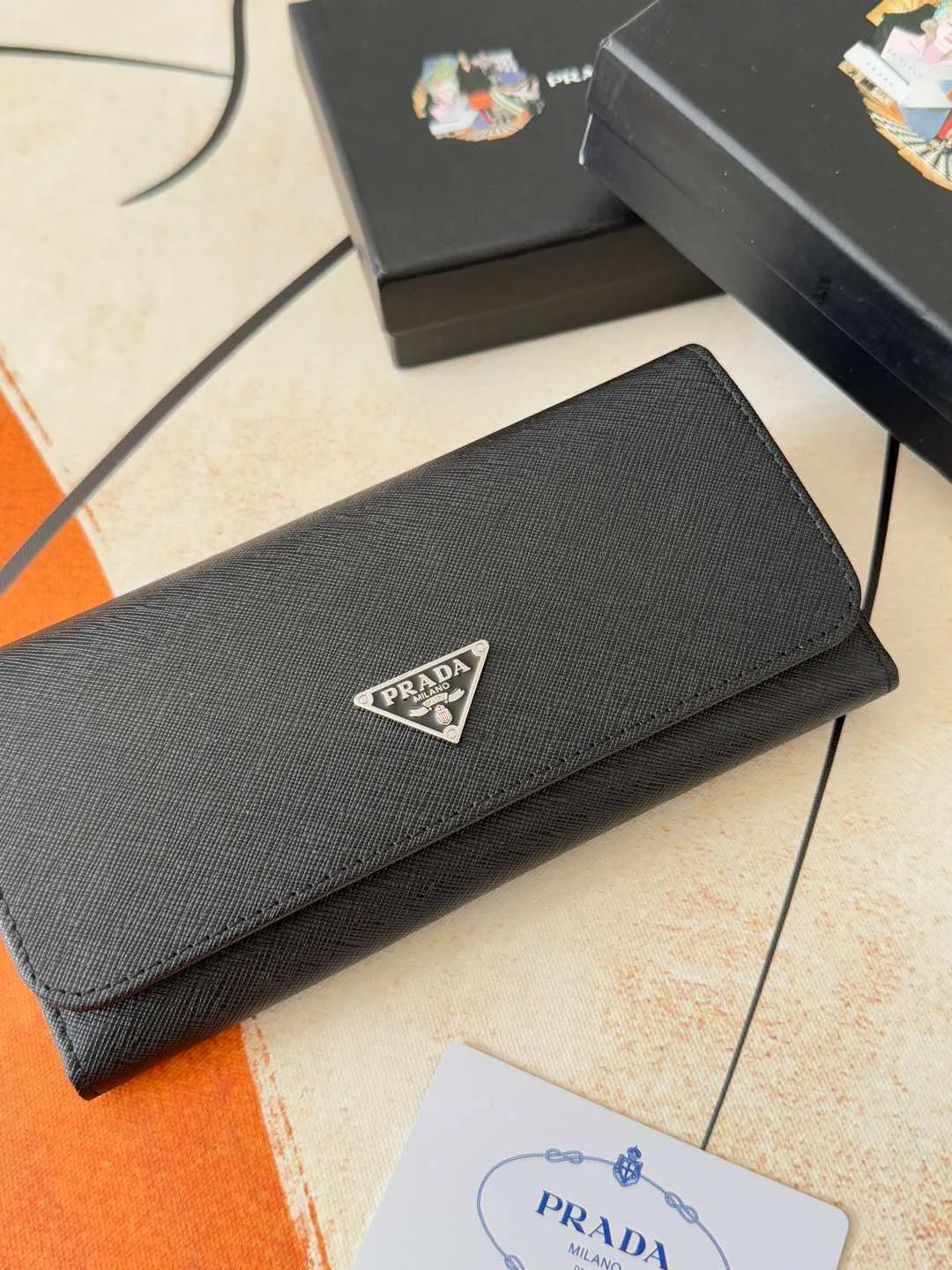 💰180💰Exclusive background hot model shipped: 💝 💝 Prada counter quality real shot [strong]! Model: LM1132 loose letter mark/gold hardware, original quality Leather: original cross pattern Colors are complete as shown in the picture ✌✌✌✌Length 19 Width 10 Height 2cm