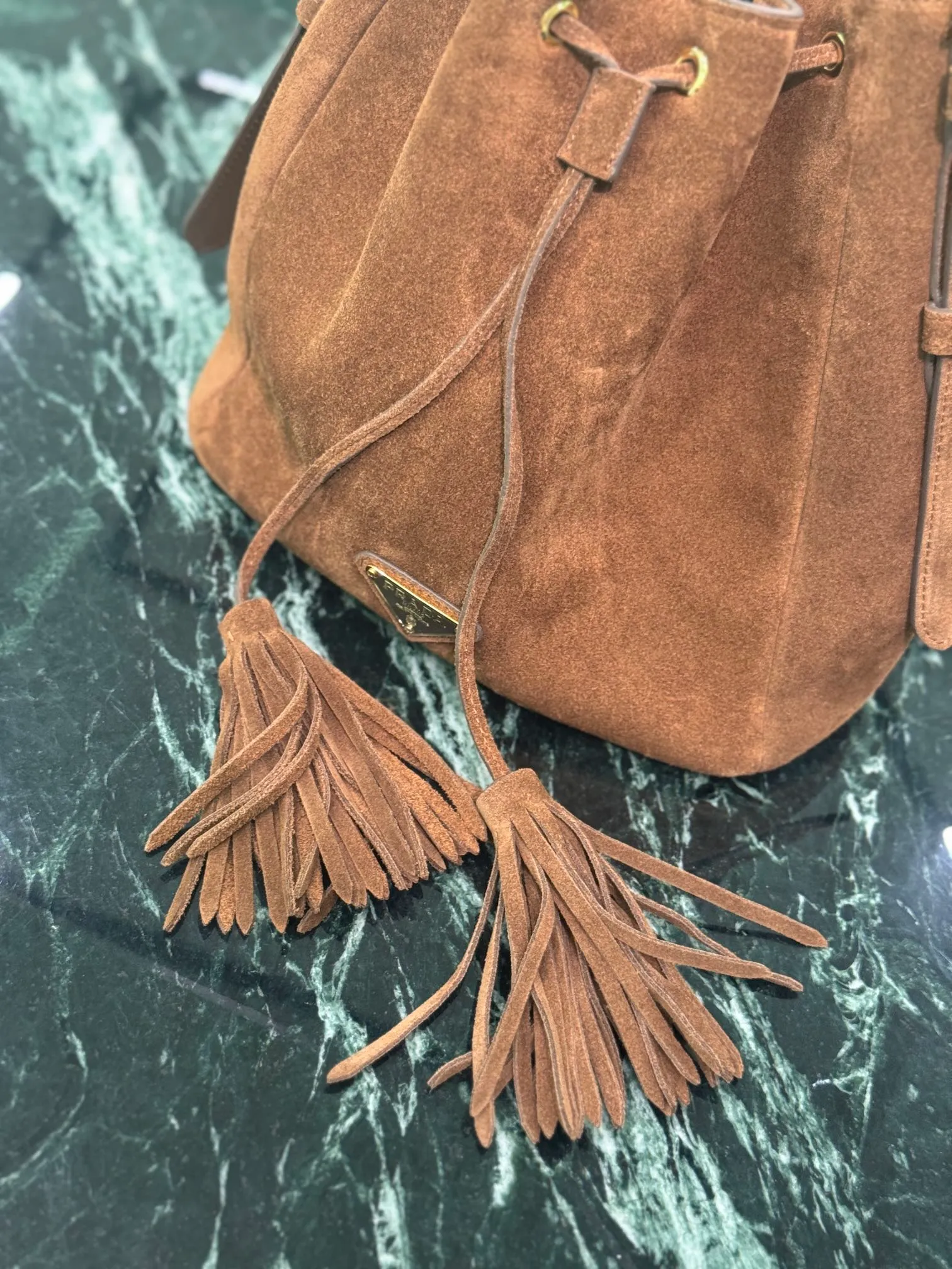 💰1360, suede bucket bag 💋Suede calfskin material, leather handles, removable and adjustable, metal lettering logo, suede small tassels, leather drawstring on top, one leather pocket inside💥 Model: 1BE079 Size: 21×21×12cm!