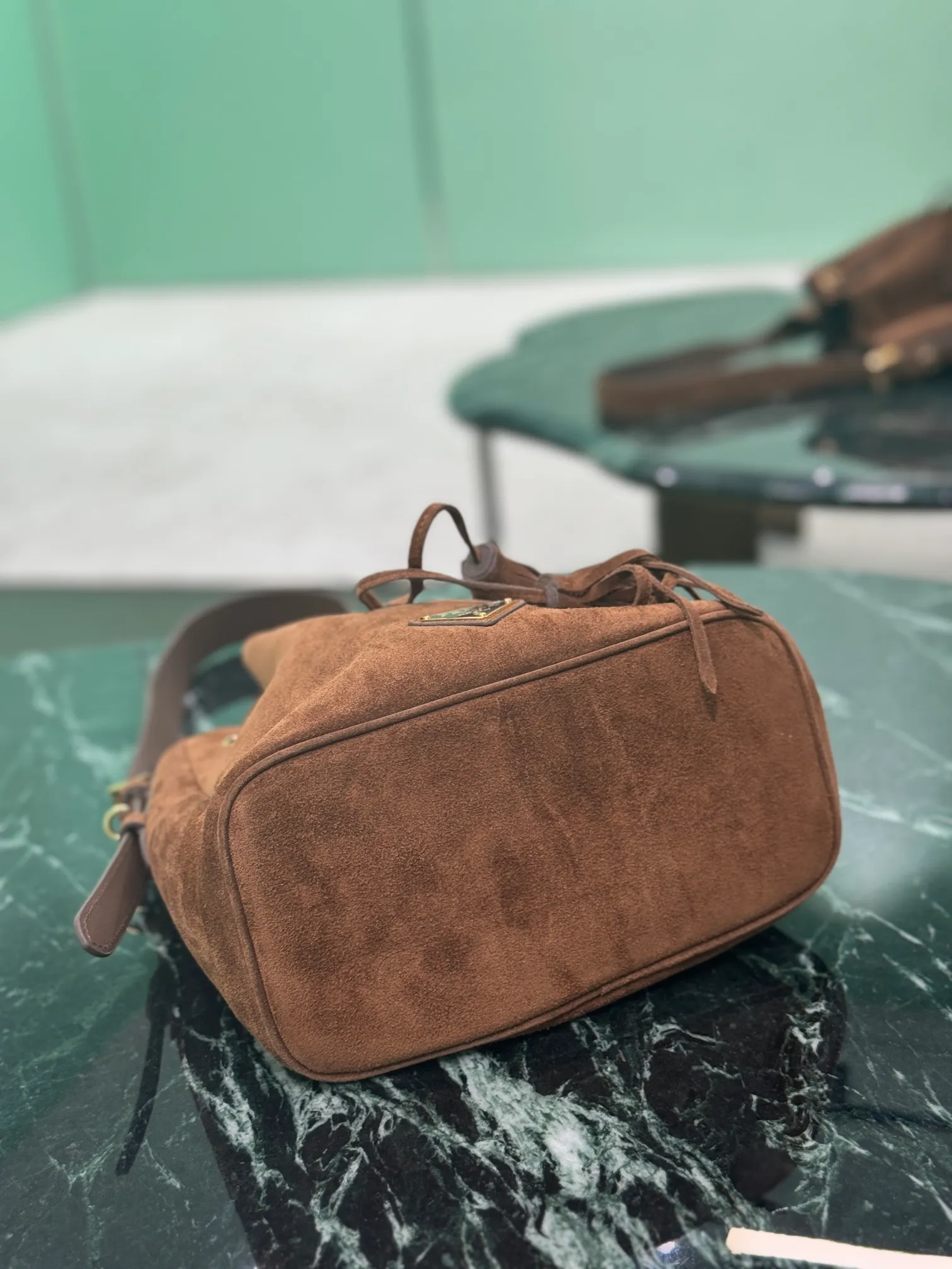 💰1360, suede bucket bag 💋Suede calfskin material, leather handles, removable and adjustable, metal lettering logo, suede small tassels, leather drawstring on top, one leather pocket inside💥 Model: 1BE079 Size: 21×21×12cm!