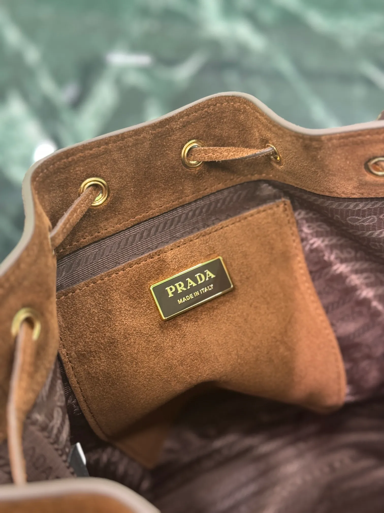 💰1360, suede bucket bag 💋Suede calfskin material, leather handles, removable and adjustable, metal lettering logo, suede small tassels, leather drawstring on top, one leather pocket inside💥 Model: 1BE079 Size: 21×21×12cm!