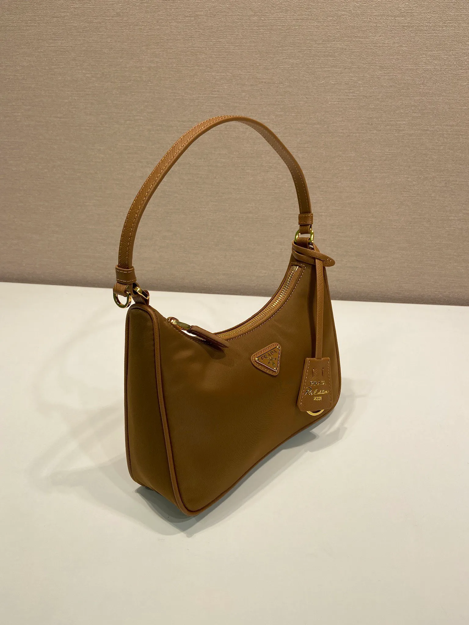 💰760🎉Upgraded version of Hobo🎉1N204M gold hardware🎉🎉 This Re-Edition 2005 handbag combines versatile design and classic details. Made from recycled nylon with elegant gold-plated hardware. The inner bag has a zipper closure and a leather handle. It can be carried by hand or carried on the shoulder. It is super easy to use and will never go out of style. 🎉🎉 Length 22x Height 18x ​​Bottom 6.5cm🎉🎉🎉👏👏👏