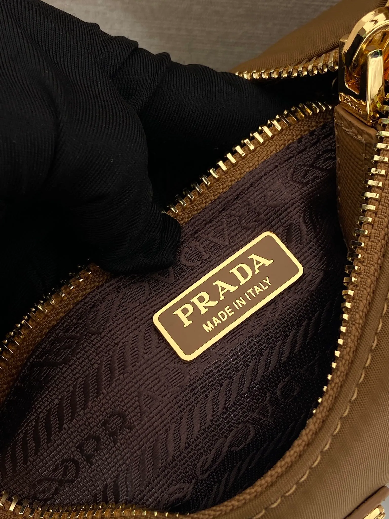 💰760🎉Upgraded version of Hobo🎉1N204M gold hardware🎉🎉 This Re-Edition 2005 handbag combines versatile design and classic details. Made from recycled nylon with elegant gold-plated hardware. The inner bag has a zipper closure and a leather handle. It can be carried by hand or carried on the shoulder. It is super easy to use and will never go out of style. 🎉🎉 Length 22x Height 18x ​​Bottom 6.5cm🎉🎉🎉👏👏👏
