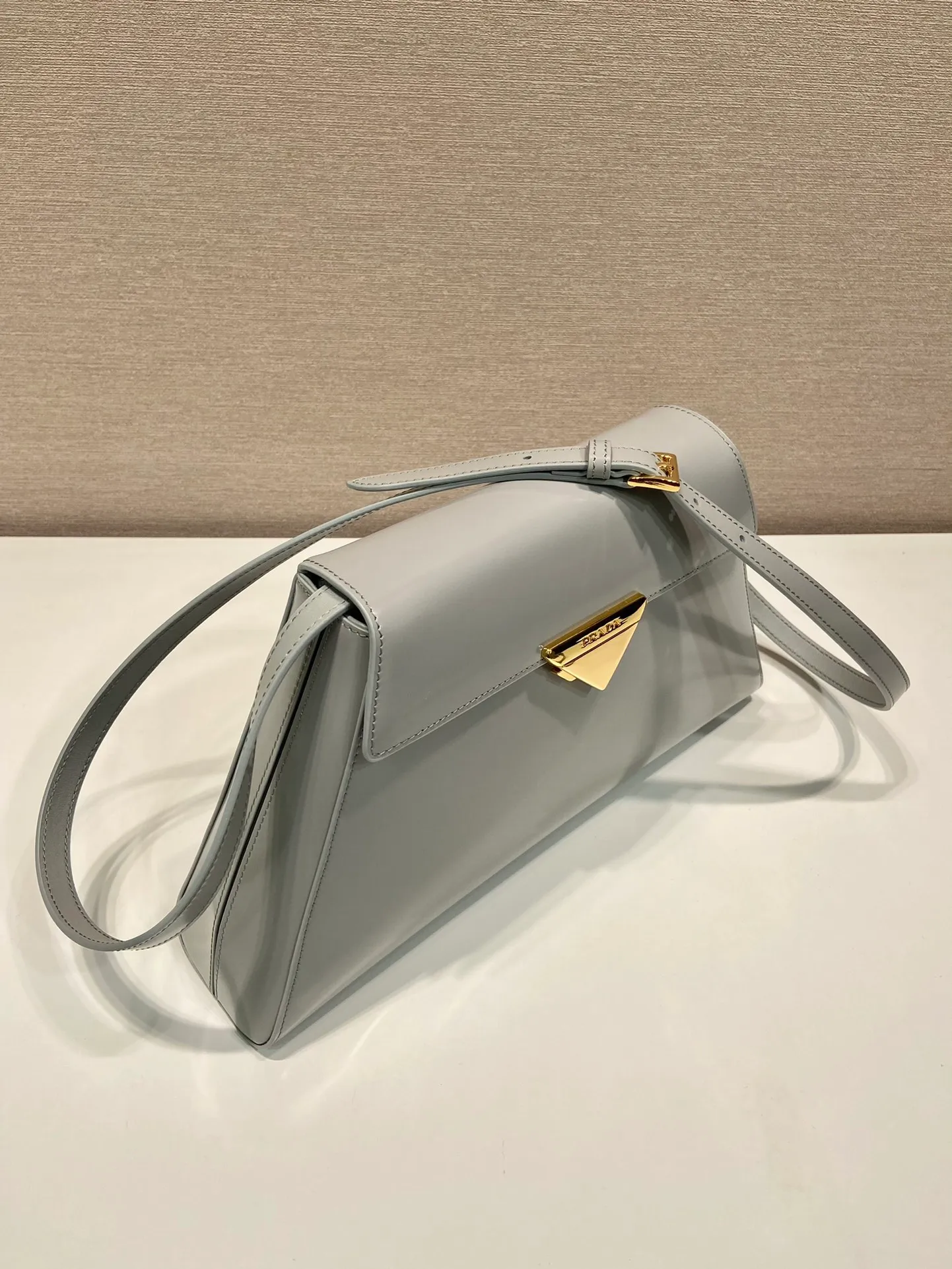 💰1760🎉Catway style🎉1BD342 new model🎉🎉 This catwalk style is made of imported shiny calfskin with sheepskin inside. The trapezoidal design is full of artistic sense. It is equipped with two detachable shoulder straps, long and short. The front panel is equipped with an engraved micro-label lock/flap design. It can be exchanged and matched for different occasions and different clothing. Large capacity space. The upper body effect is great, if you like babies, hurry up and get it🎉🎉 Length 34x Height 19x Bottom 8cm