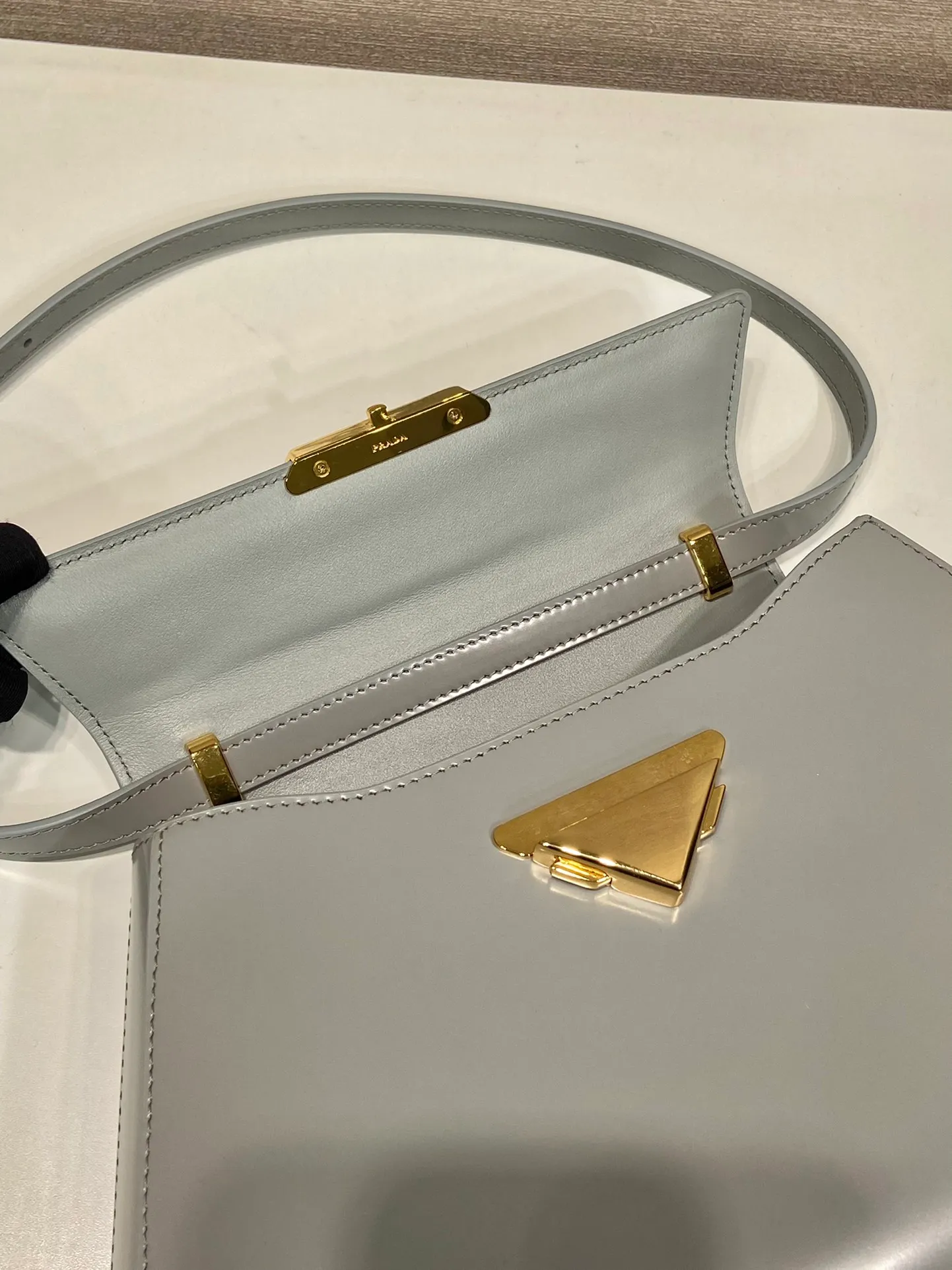 💰1760🎉Catway style🎉1BD342 new model🎉🎉 This catwalk style is made of imported shiny calfskin with sheepskin inside. The trapezoidal design is full of artistic sense. It is equipped with two detachable shoulder straps, long and short. The front panel is equipped with an engraved micro-label lock/flap design. It can be exchanged and matched for different occasions and different clothing. Large capacity space. The upper body effect is great, if you like babies, hurry up and get it🎉🎉 Length 34x Height 19x Bottom 8cm