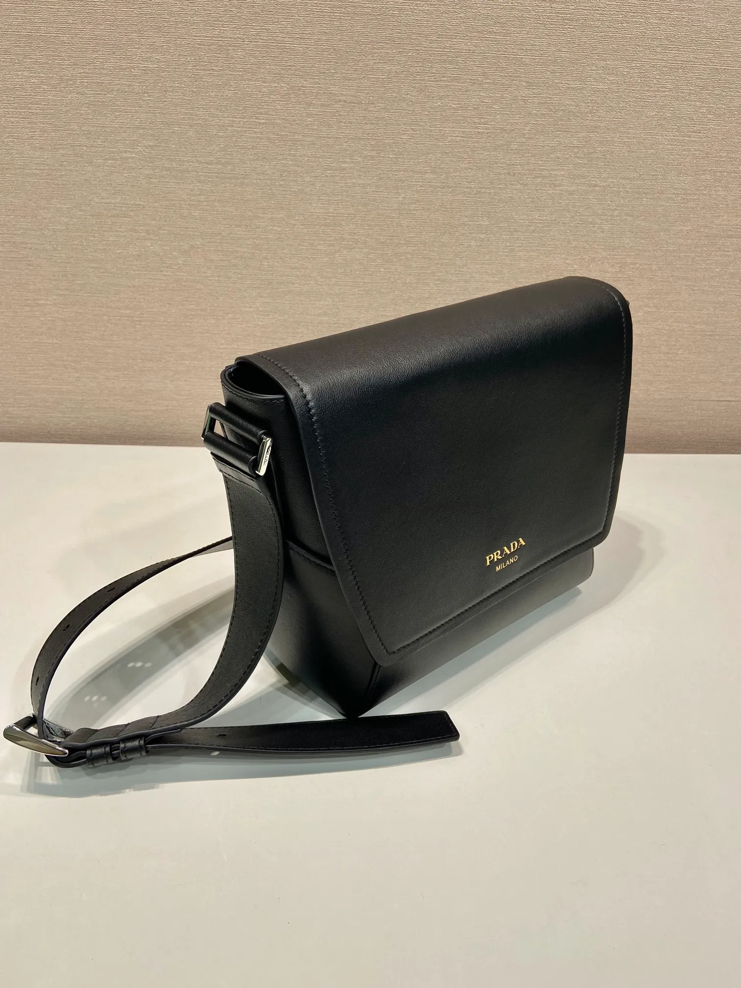 💰1720🎉New messenger bag🎉🎉2VD069🎉🎉 This leather shoulder bag is made of imported calfskin, showing a fashionable and casual style. Compact in a flap silhouette with adjustable shoulder straps, it's detailed with metal hardware and a monogrammed logo. Flip cover design, the upper body effect is very cool, babies, hurry up and get it🎉🎉 Length 22x Height 22x Bottom 12cm🎉🎉🎉👏👏👏