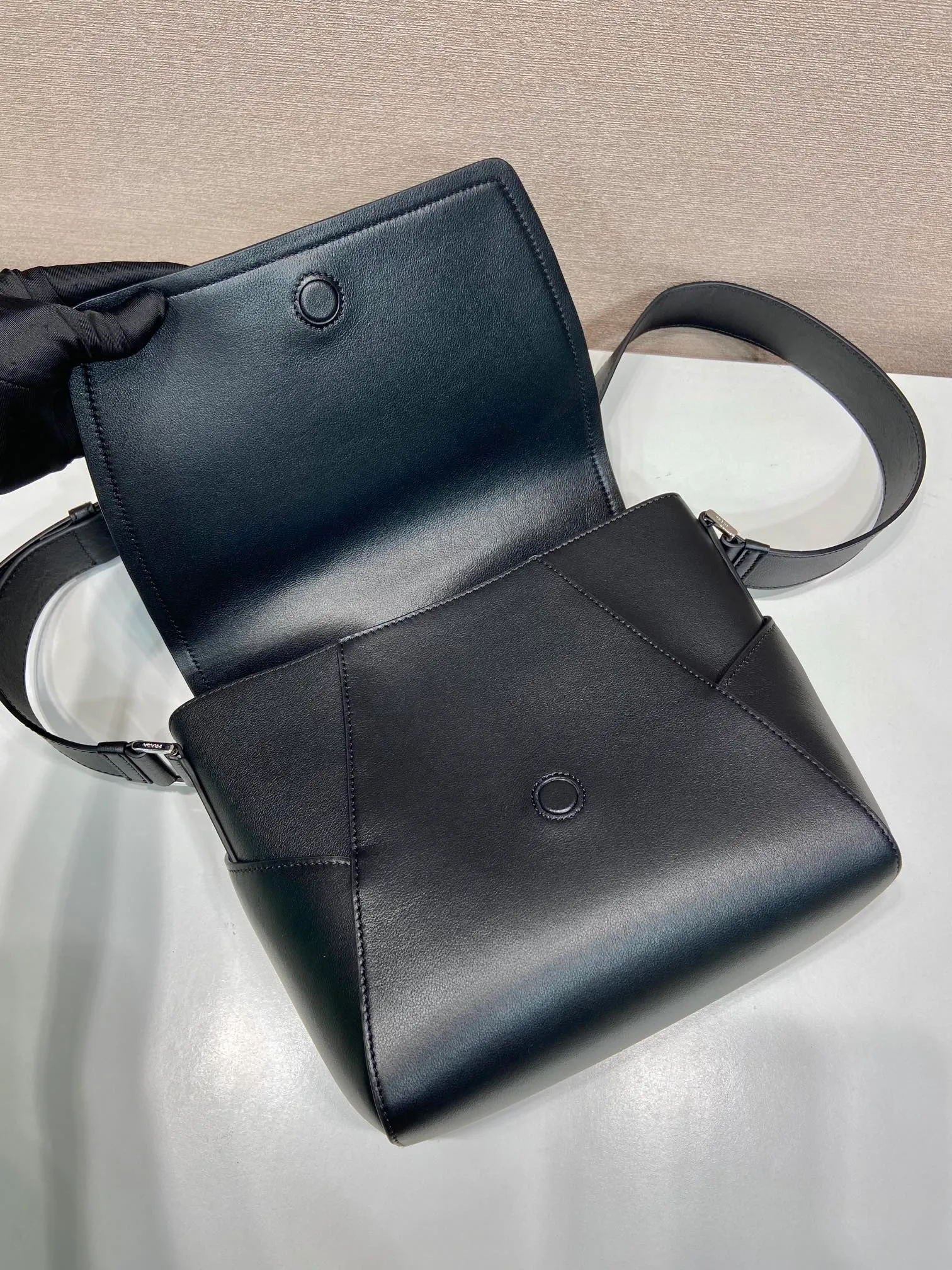 💰1720🎉New messenger bag🎉🎉2VD069🎉🎉 This leather shoulder bag is made of imported calfskin, showing a fashionable and casual style. Compact in a flap silhouette with adjustable shoulder straps, it's detailed with metal hardware and a monogrammed logo. Flip cover design, the upper body effect is very cool, babies, hurry up and get it🎉🎉 Length 22x Height 22x Bottom 12cm🎉🎉🎉👏👏👏