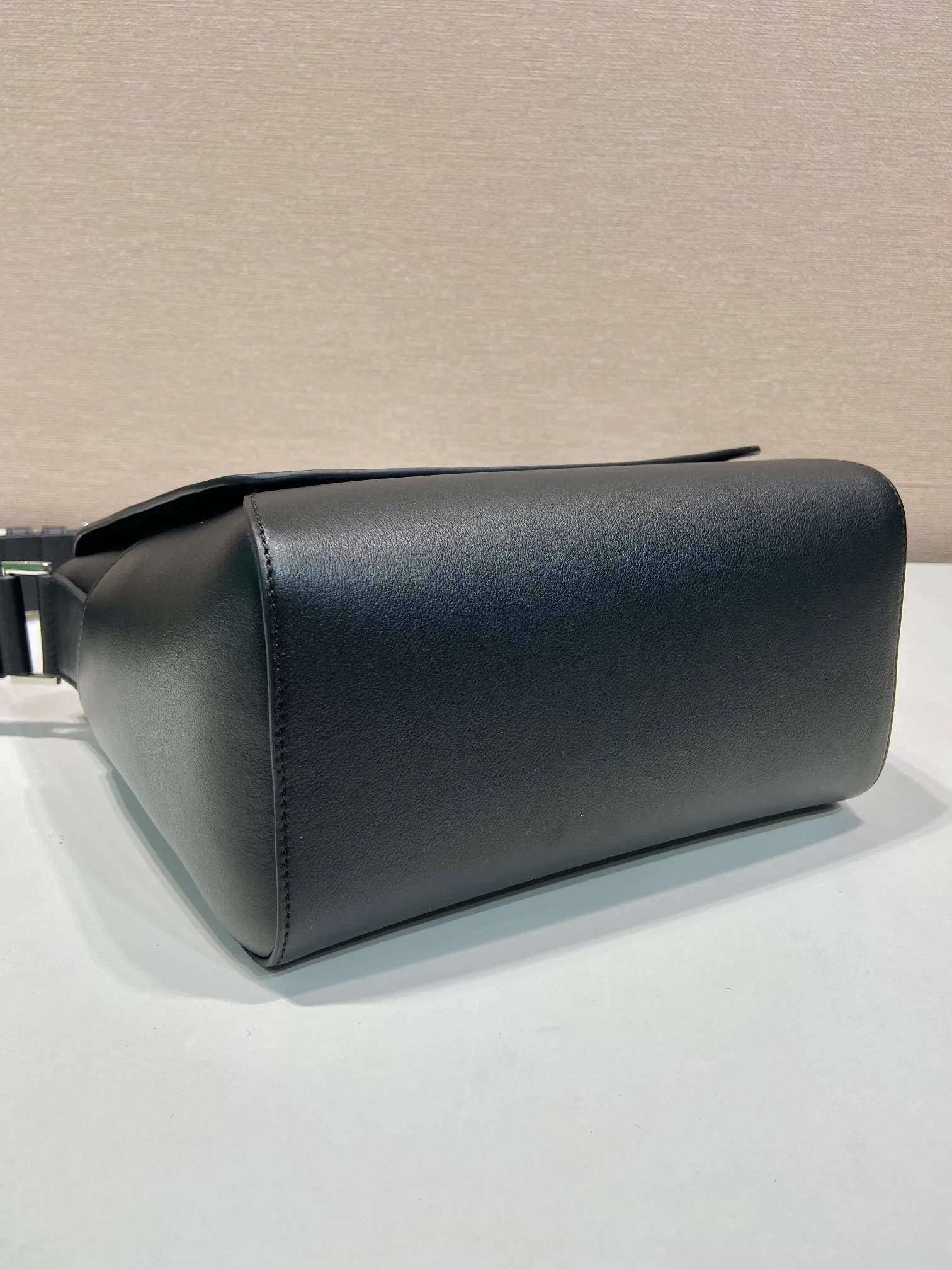 💰1720🎉New messenger bag🎉🎉2VD069🎉🎉 This leather shoulder bag is made of imported calfskin, showing a fashionable and casual style. Compact in a flap silhouette with adjustable shoulder straps, it's detailed with metal hardware and a monogrammed logo. Flip cover design, the upper body effect is very cool, babies, hurry up and get it🎉🎉 Length 22x Height 22x Bottom 12cm🎉🎉🎉👏👏👏