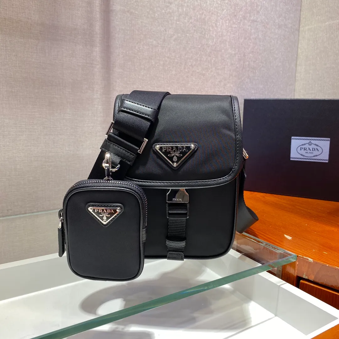 💰920🎉Upgraded mobile phone bag🎉2VD043🎉 This shoulder bag is equipped with a front flap and is made of iconic Saffiano leather and Re-Nylon recycled nylon materials. It has a large design space and a very cool upper body effect. It is another one worth buying😘😘 to create a unique mix and match design style. It looks simple and elegant, and it is a popular style that will never go out of style👏👏 Length 14x height 19x bottom 5.5cm