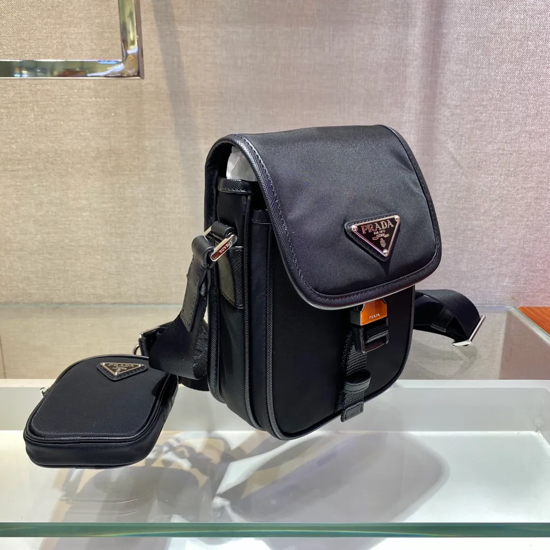 💰920🎉Upgraded mobile phone bag🎉2VD043🎉 This shoulder bag is equipped with a front flap and is made of iconic Saffiano leather and Re-Nylon recycled nylon materials. It has a large design space and a very cool upper body effect. It is another one worth buying😘😘 to create a unique mix and match design style. It looks simple and elegant, and it is a popular style that will never go out of style👏👏 Length 14x height 19x bottom 5.5cm