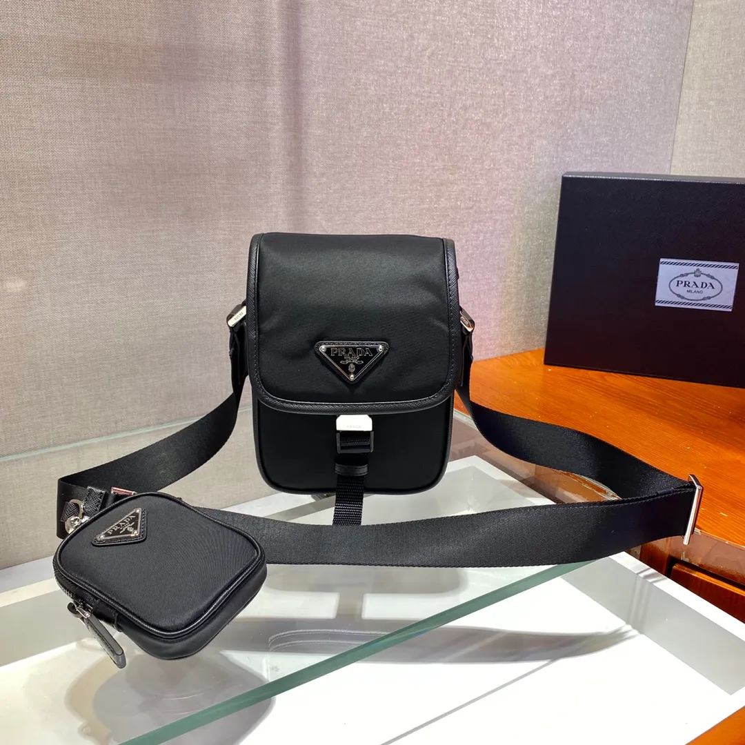💰920🎉Upgraded mobile phone bag🎉2VD043🎉 This shoulder bag is equipped with a front flap and is made of iconic Saffiano leather and Re-Nylon recycled nylon materials. It has a large design space and a very cool upper body effect. It is another one worth buying😘😘 to create a unique mix and match design style. It looks simple and elegant, and it is a popular style that will never go out of style👏👏 Length 14x height 19x bottom 5.5cm