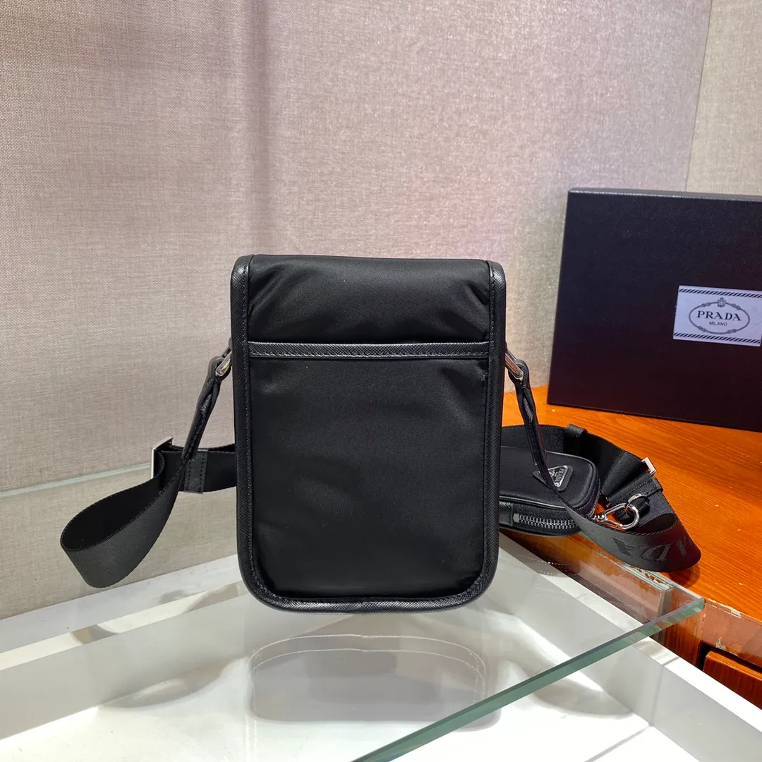 💰920🎉Upgraded mobile phone bag🎉2VD043🎉 This shoulder bag is equipped with a front flap and is made of iconic Saffiano leather and Re-Nylon recycled nylon materials. It has a large design space and a very cool upper body effect. It is another one worth buying😘😘 to create a unique mix and match design style. It looks simple and elegant, and it is a popular style that will never go out of style👏👏 Length 14x height 19x bottom 5.5cm