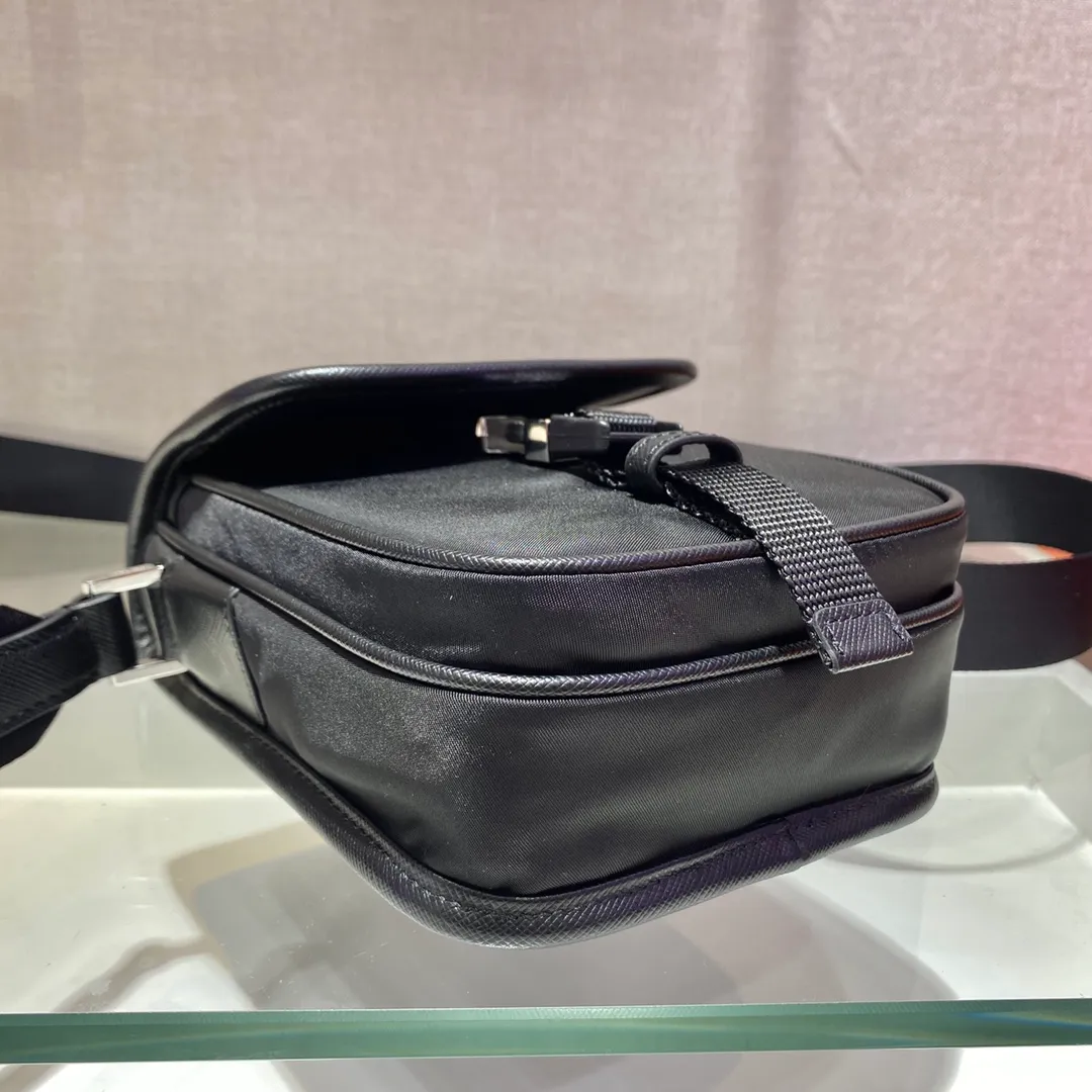💰920🎉Upgraded mobile phone bag🎉2VD043🎉 This shoulder bag is equipped with a front flap and is made of iconic Saffiano leather and Re-Nylon recycled nylon materials. It has a large design space and a very cool upper body effect. It is another one worth buying😘😘 to create a unique mix and match design style. It looks simple and elegant, and it is a popular style that will never go out of style👏👏 Length 14x height 19x bottom 5.5cm