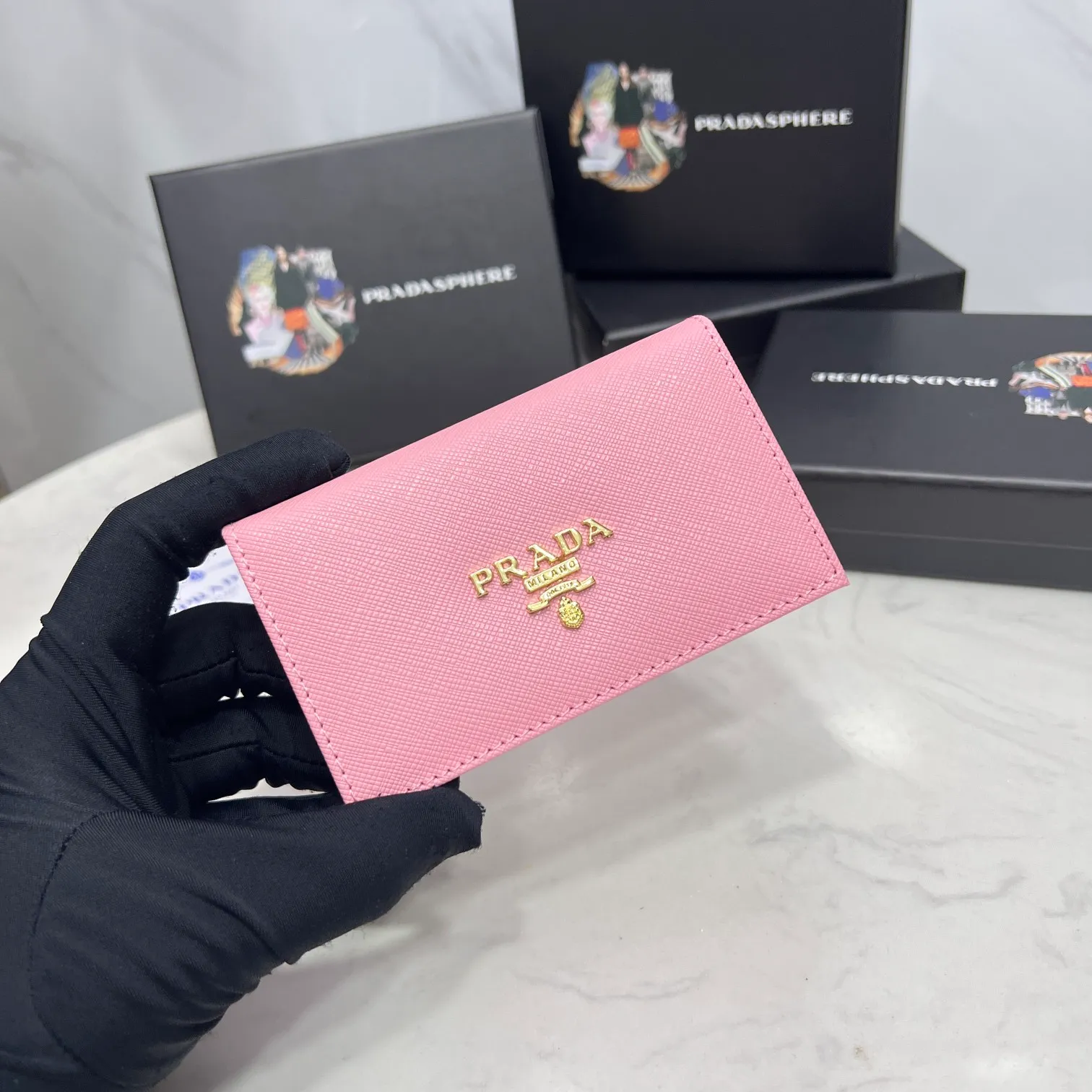 Batch 150 PRADA👏👏Hot-selling men’s card holder💼The latest style at the counter, synchronized with the official website, genuine product development, Italian top-quality original single cross-grain cowhide with excellent texture, threaded lining and imported hardware accessories! Exquisite routing is even and neat, oil edges are smooth, number: ML205, size: length 11cm, height 6.5cm, color: red, black, plum red, blue, pink