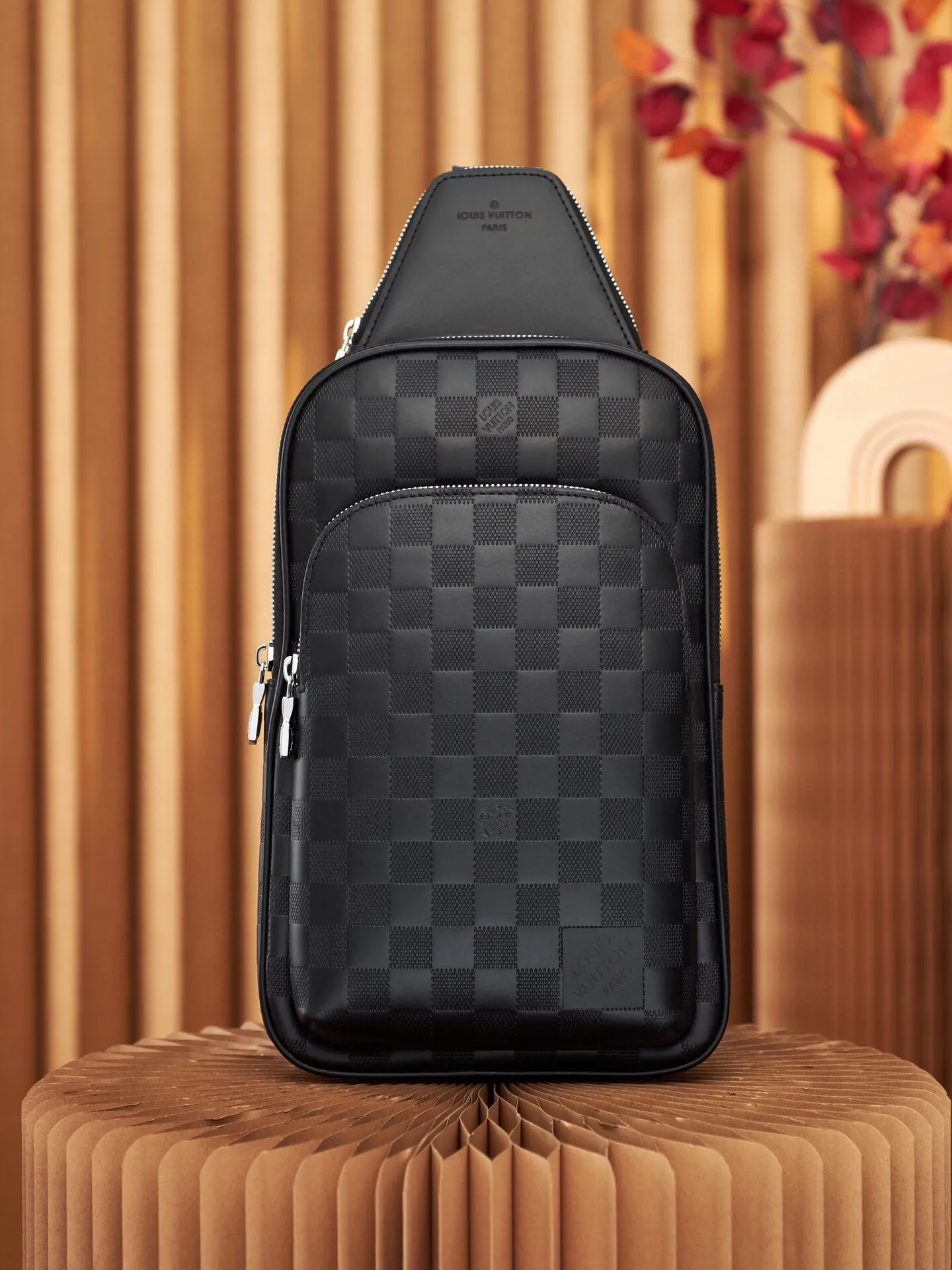 P¥900👉nfc dynamic chip version👈【Top inspection-free all-steel hardware】This Avenue shoulder bag is embossed with a classic checkerboard pattern on the surface of Damier Infini leather, which can maintain the clarity of the pattern without affecting the soft texture. Adjustable shoulder straps can be secured to the left and right sides via D-rings. Damier Infini cow leather - cow leather trim - fabric lining - square hardware on the front - main compartment - zippered front pocket - small top zipped pocket - shoulder strap: non-detachable, adjustable! ! Model: N45303; Size: 20x31x7CM