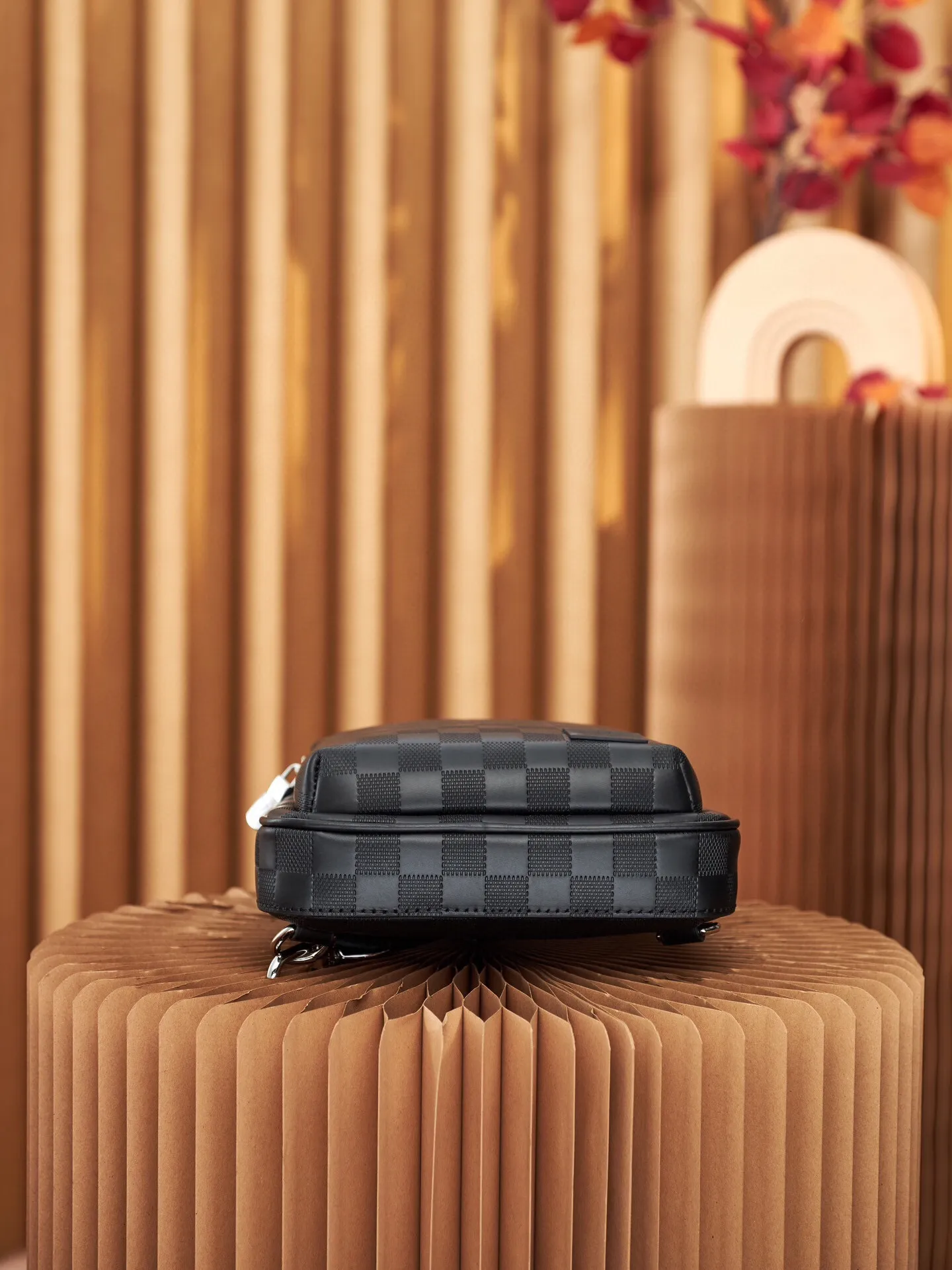 P¥900👉nfc dynamic chip version👈【Top inspection-free all-steel hardware】This Avenue shoulder bag is embossed with a classic checkerboard pattern on the surface of Damier Infini leather, which can maintain the clarity of the pattern without affecting the soft texture. Adjustable shoulder straps can be secured to the left and right sides via D-rings. Damier Infini cow leather - cow leather trim - fabric lining - square hardware on the front - main compartment - zippered front pocket - small top zipped pocket - shoulder strap: non-detachable, adjustable! ! Model: N45303; Size: 20x31x7CM