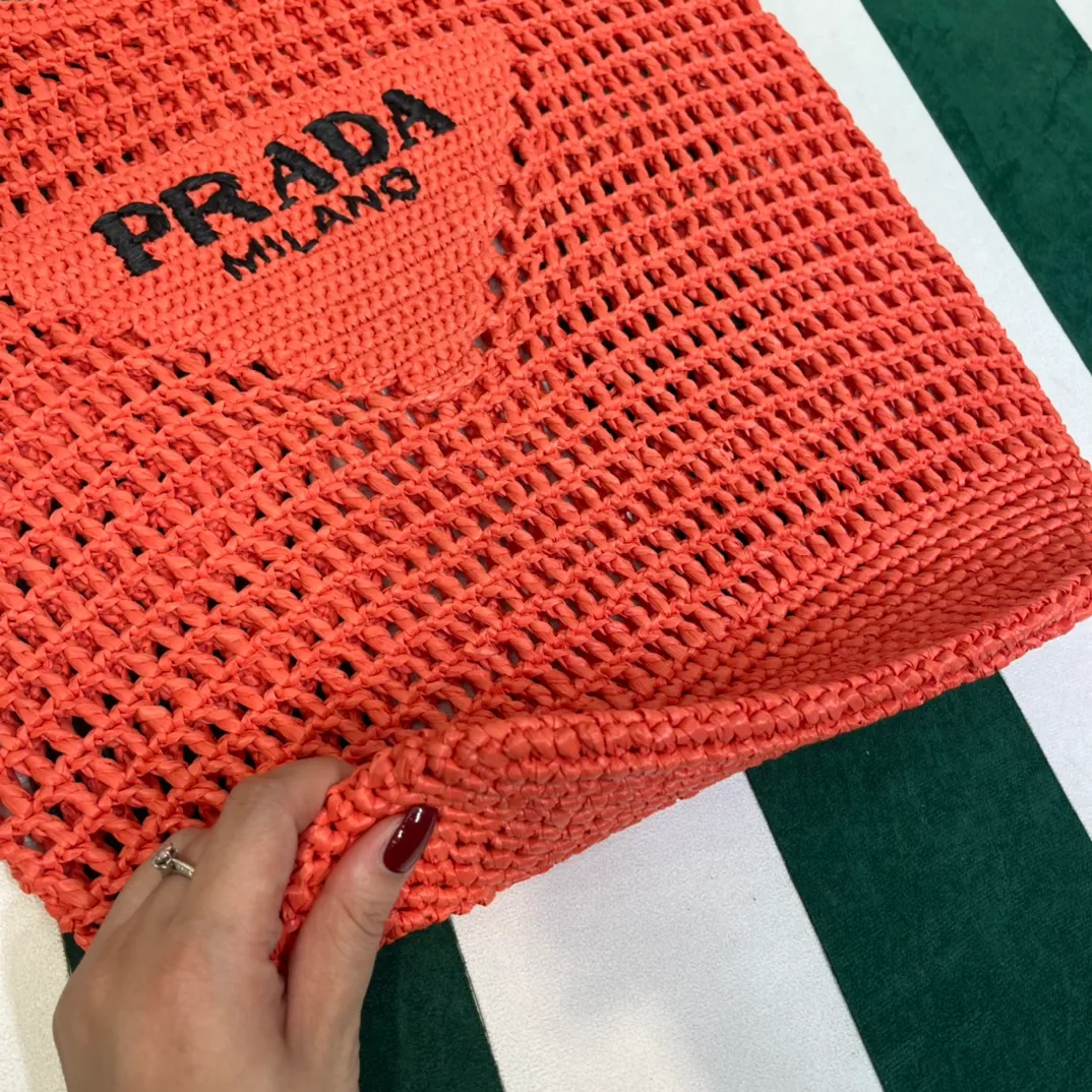 💰1360{Shrimp Orange｝🦐 Prad* new hollow straw tote! Full of artistic atmosphere ~ The raffia weave is very solid and has a great texture. ♡ It can be paired with personal clothes every day. The natural style design makes it seem like it can breathe💭 If you like the baby, quickly add it to the harem. Carry an exclusive style that will not go out of style for several years🌱1BG424 Size: Height 45x Width 51cm