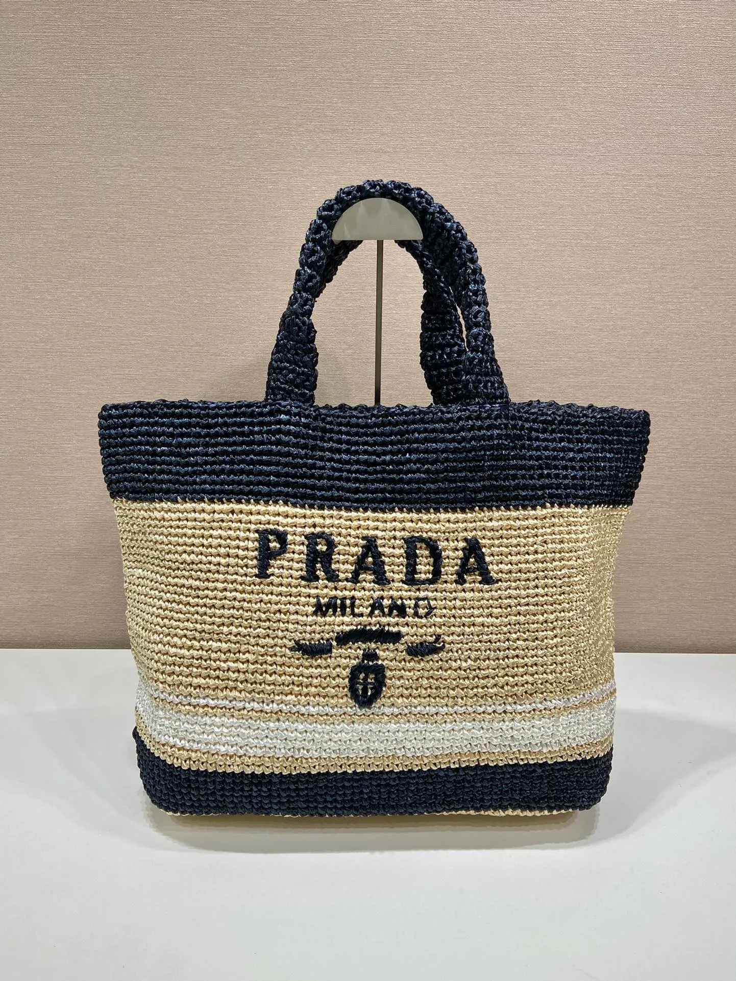 💰2100👏Fiber Tote Bag👏1BG408 stitching color👏👏 This fiber tote bag is designed with imported raffia and is very handmade. The contrasting color splicing lines make it more fashionable/exquisite. Each bag is woven by hand with professional technology. 😘😘It is lightweight and spacious, so it has a summer style. The effect of various matching clothes is very beautiful. Length 49x height 35x bottom 15cm