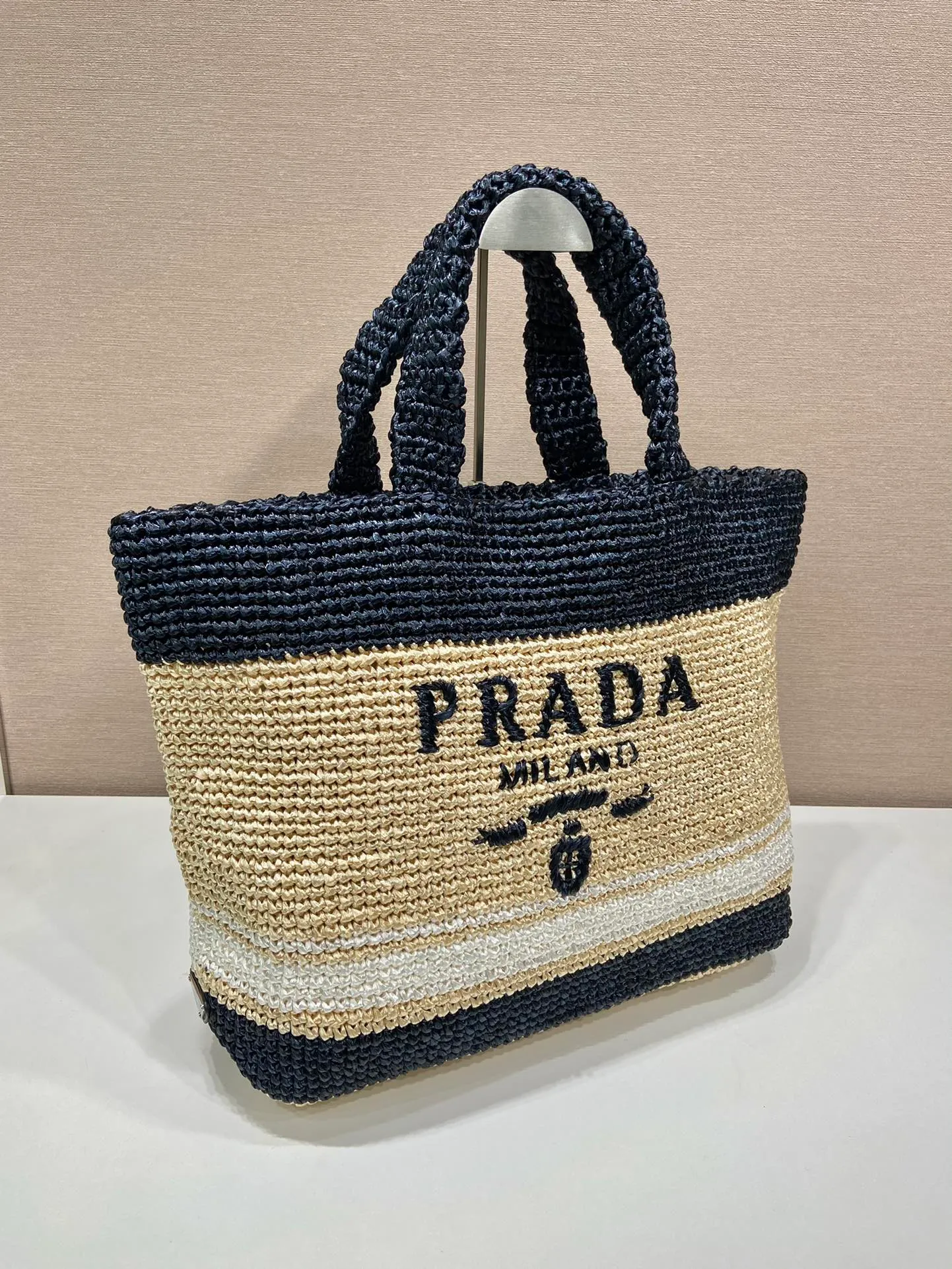 💰2100👏Fiber Tote Bag👏1BG408 stitching color👏👏 This fiber tote bag is designed with imported raffia and is very handmade. The contrasting color splicing lines make it more fashionable/exquisite. Each bag is woven by hand with professional technology. 😘😘It is lightweight and spacious, so it has a summer style. The effect of various matching clothes is very beautiful. Length 49x height 35x bottom 15cm