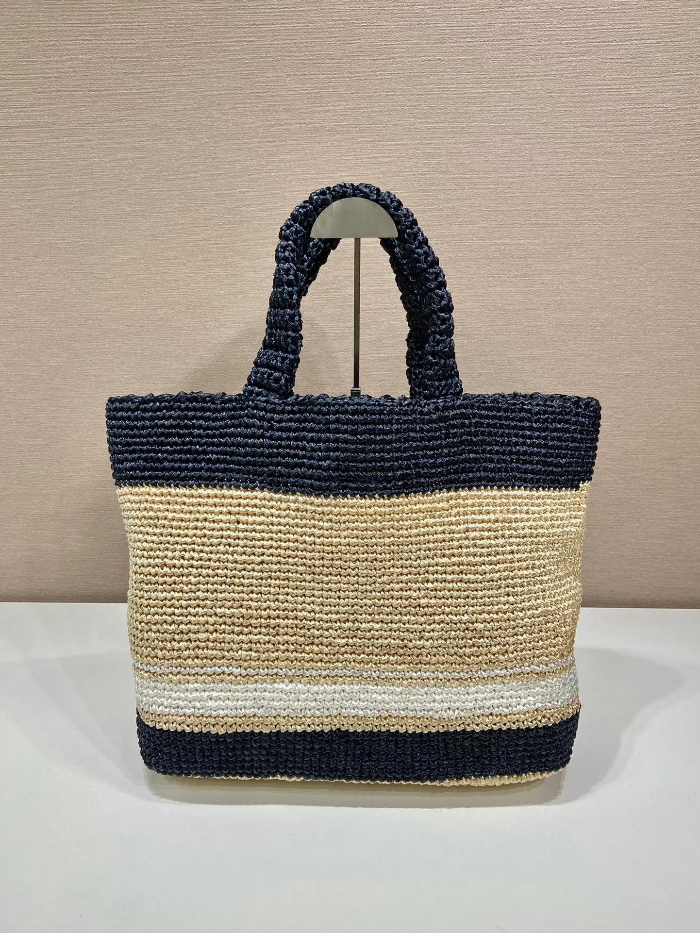 💰2100👏Fiber Tote Bag👏1BG408 stitching color👏👏 This fiber tote bag is designed with imported raffia and is very handmade. The contrasting color splicing lines make it more fashionable/exquisite. Each bag is woven by hand with professional technology. 😘😘It is lightweight and spacious, so it has a summer style. The effect of various matching clothes is very beautiful. Length 49x height 35x bottom 15cm