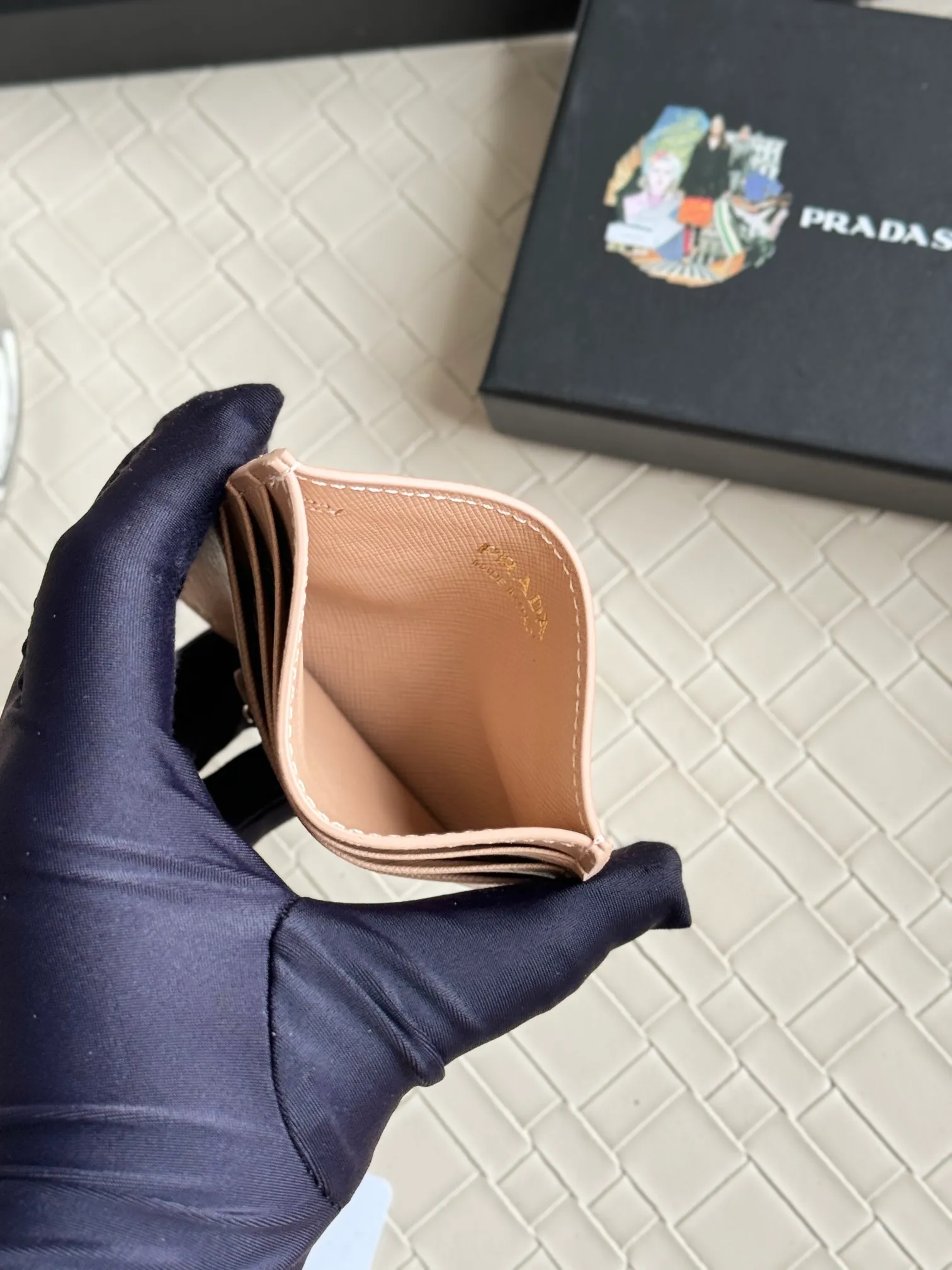 💰110prada popular card holder, unisex small card holder, black, model 1MC025 Triangle Wheat series, nine colors, made of cross-grain cowhide, 6 card slots ➕ one middle sandwich, can hold multiple cards and zeros 💰, size 11.2×8.5cm, real shot, what you see is what you get