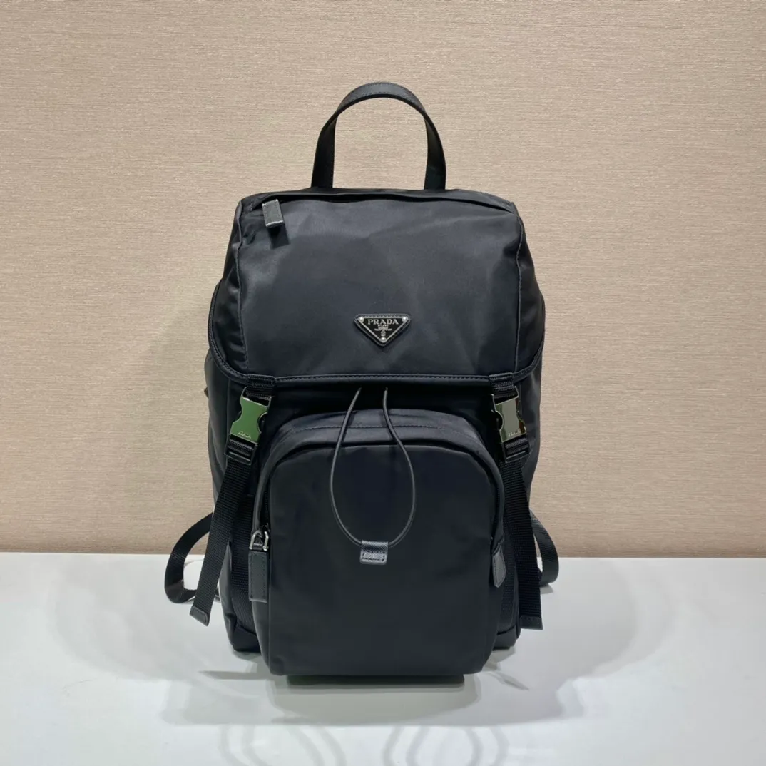 💰1420🎉ad and Pd co-designed 🎉2VZ135 two major brands collaborated🤝 This ad and pd co-designed backpack. Made of Re-Nylon and Saffiano leather, the side is equipped with AD's classic contrasting three-strip cowhide pattern and a joint environmental mark. It looks particularly novel and casual😘😘The upper body effect is great👏👏Hurry up and get it🎉🎉 Length 27x Height 45x Bottom 17cm🎉🎉🎉👏👏👏