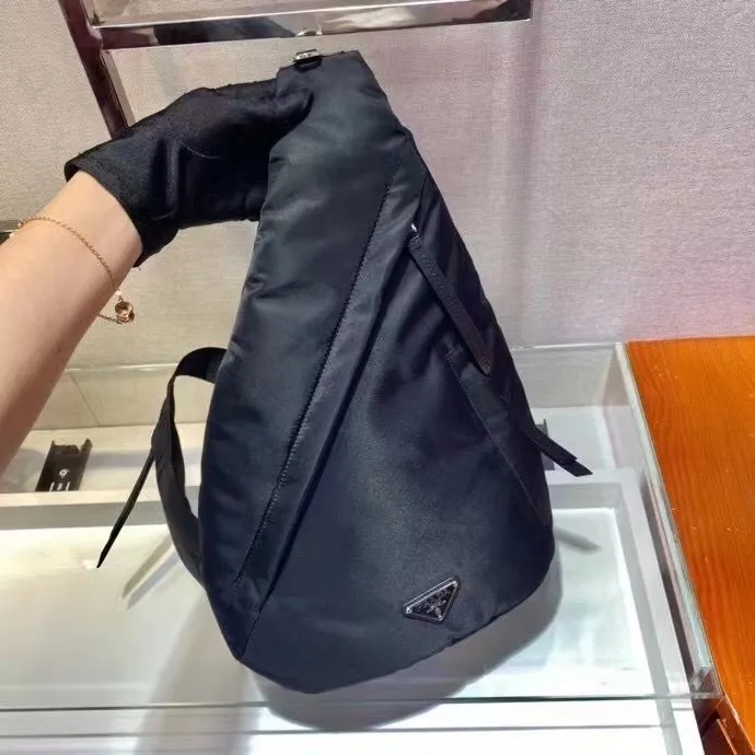 P640¥🎉New chest bag🎉2VZ092🎉🎉2021 autumn and winter new handbags for men and women advocate fashionable and simple lines. The style of the bag is somewhere between a backpack and a shoulder bag, demonstrating a mixed design style. The adjustable woven nylon shoulder strap with side release buckle highlights functionality, and the signature enameled metal triangle logo highlights the brand's style. Simple and elegant, the upper body effect is very cool😎, if you like it, hurry up and get it🎉🎉Length 26.5x Height 37.5