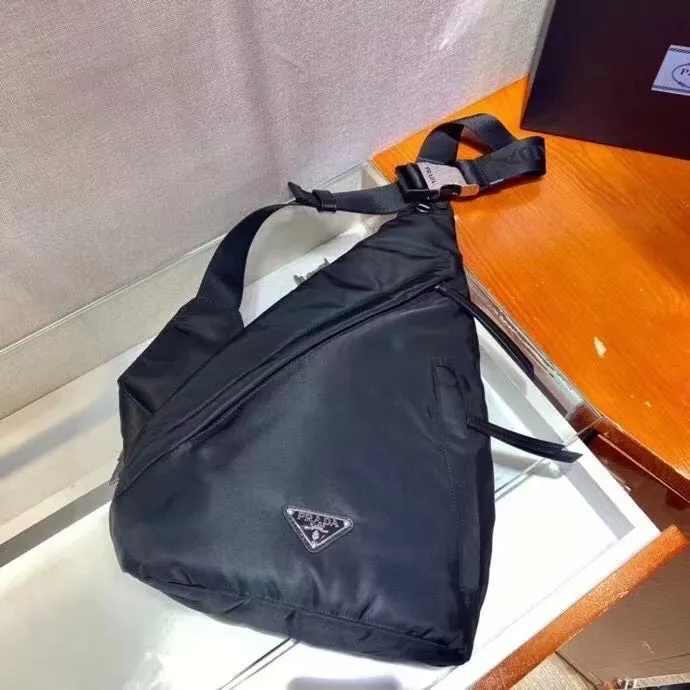 P640¥🎉New chest bag🎉2VZ092🎉🎉2021 autumn and winter new handbags for men and women advocate fashionable and simple lines. The style of the bag is somewhere between a backpack and a shoulder bag, demonstrating a mixed design style. The adjustable woven nylon shoulder strap with side release buckle highlights functionality, and the signature enameled metal triangle logo highlights the brand's style. Simple and elegant, the upper body effect is very cool😎, if you like it, hurry up and get it🎉🎉Length 26.5x Height 37.5
