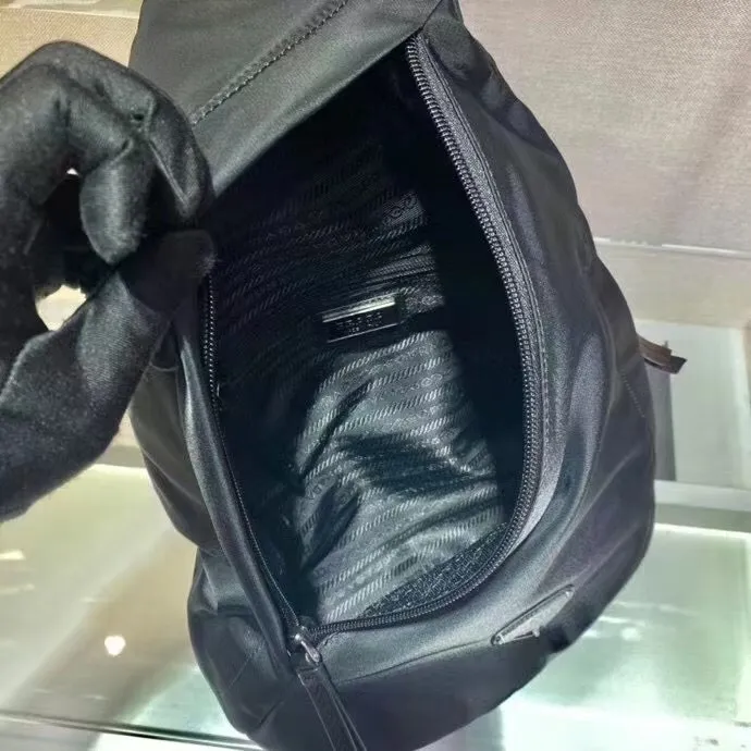 P640¥🎉New chest bag🎉2VZ092🎉🎉2021 autumn and winter new handbags for men and women advocate fashionable and simple lines. The style of the bag is somewhere between a backpack and a shoulder bag, demonstrating a mixed design style. The adjustable woven nylon shoulder strap with side release buckle highlights functionality, and the signature enameled metal triangle logo highlights the brand's style. Simple and elegant, the upper body effect is very cool😎, if you like it, hurry up and get it🎉🎉Length 26.5x Height 37.5