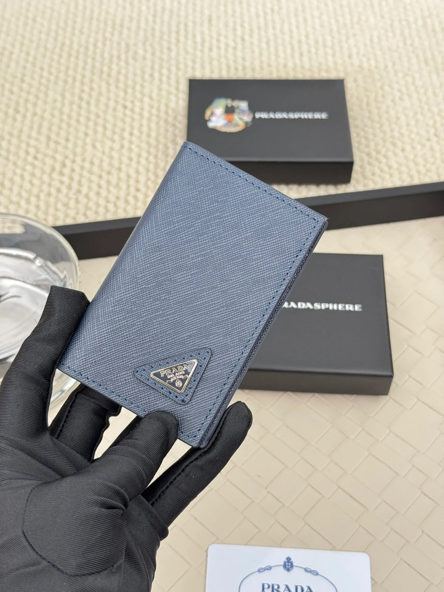 💰140 prada cross pattern unisex card holder, can be placed in pockets, bags, and can be held in hand, made of cross pattern imported calfskin, pocket card holder, can hold change, 6 card slots, simple and elegant fashion trend. Model 2MC101, color as shown in the picture, size 11×7cm,