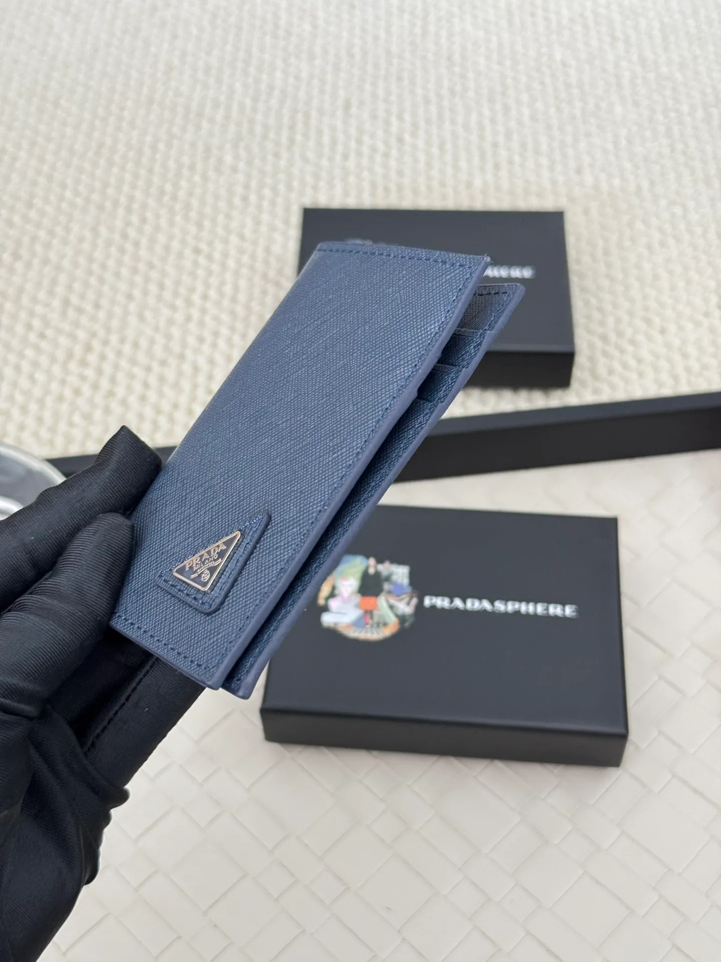 💰140 prada cross pattern unisex card holder, can be placed in pockets, bags, and can be held in hand, made of cross pattern imported calfskin, pocket card holder, can hold change, 6 card slots, simple and elegant fashion trend. Model 2MC101, color as shown in the picture, size 11×7cm,